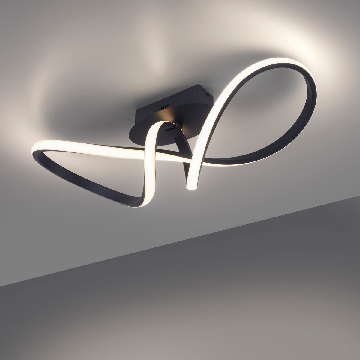 Gros plan du luminaire allumé diffusant une lumière chaude au plafond