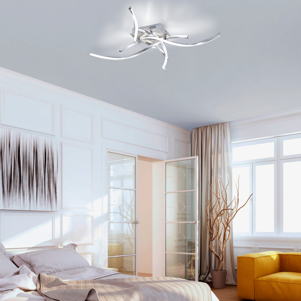 Mise en ambiance du plafonnier allumé dans une chambre blanche avec lit et fauteuil jaune.