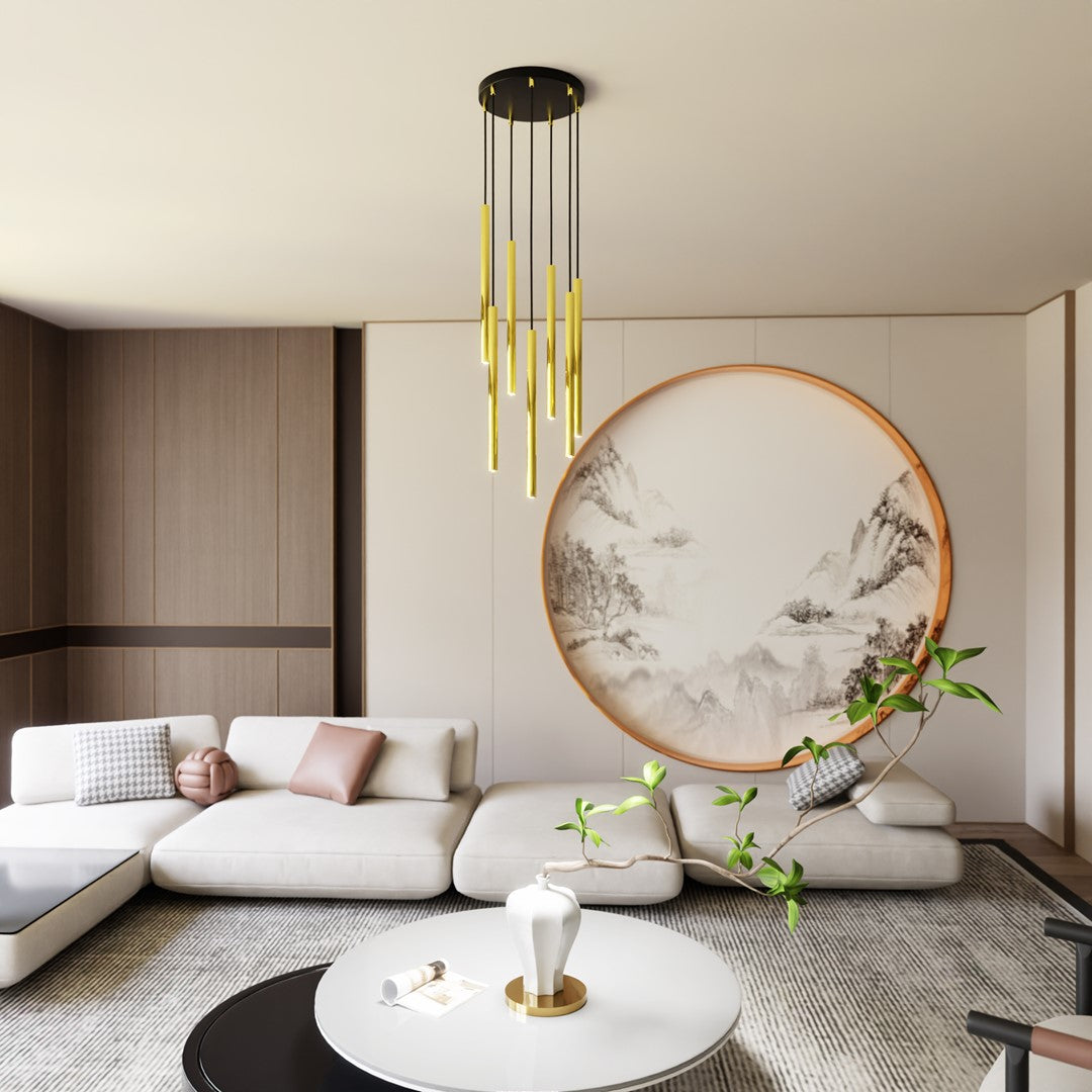 Vue d'ensemble du salon avec le luminaire allumé au-dessus de la table basse