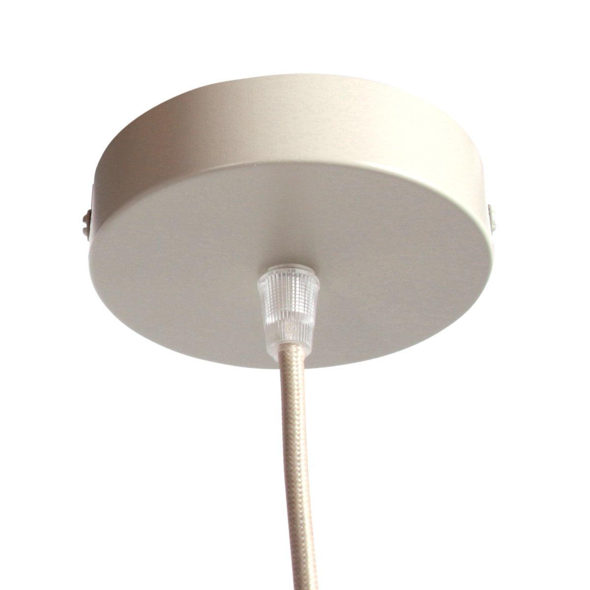 Détail de la rosace de plafond métallique beige et du câble tressé.