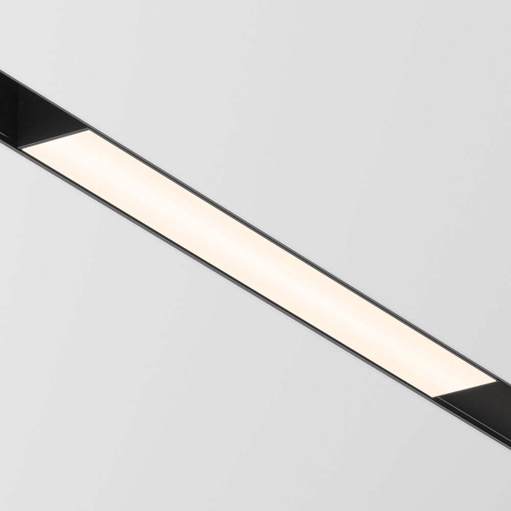 Vue rapprochée du profil noir et du diffuseur blanc lumineux en biais