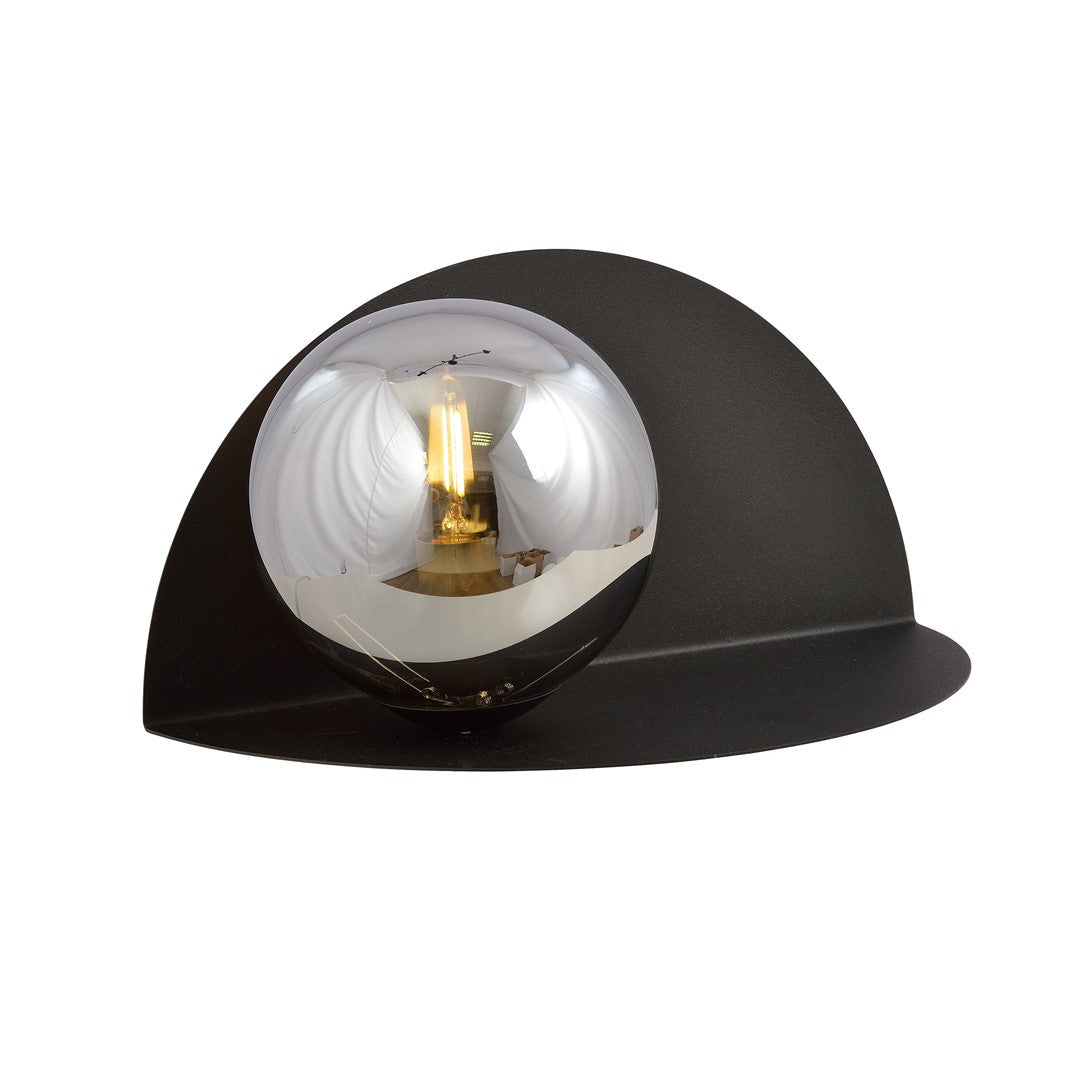 Vue de face sur fond blanc de l'applique noire et son globe de verre