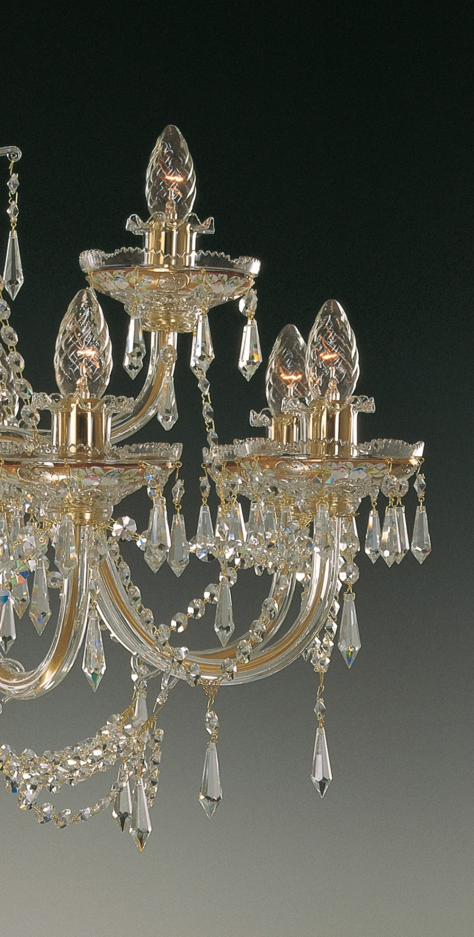 Détail des bobèches dorées, ampoules flamme et gouttes taillées