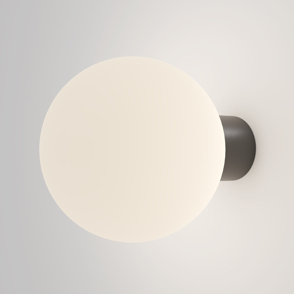 Applique murale allumée de face, globe opalin blanc et support noir