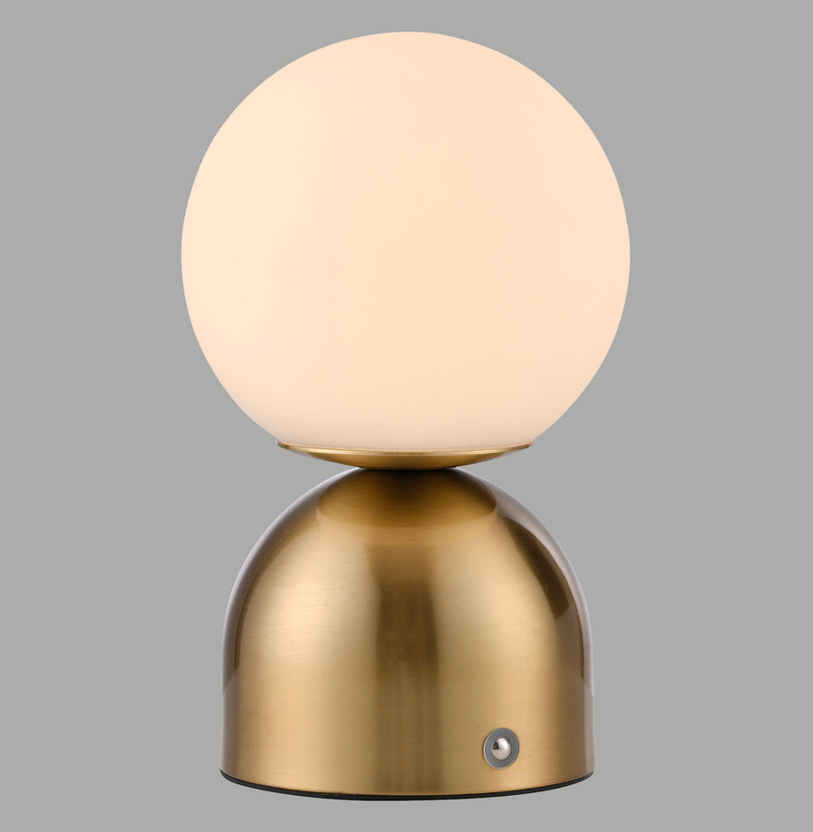 Lampe à poser dorée avec globe blanc et socle en dôme, vue de face.