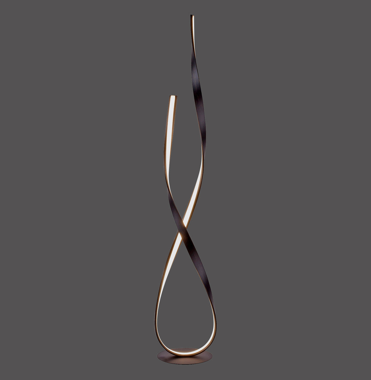 Lampadaire doré au design torsadé, présenté de face sur fond gris anthracite.