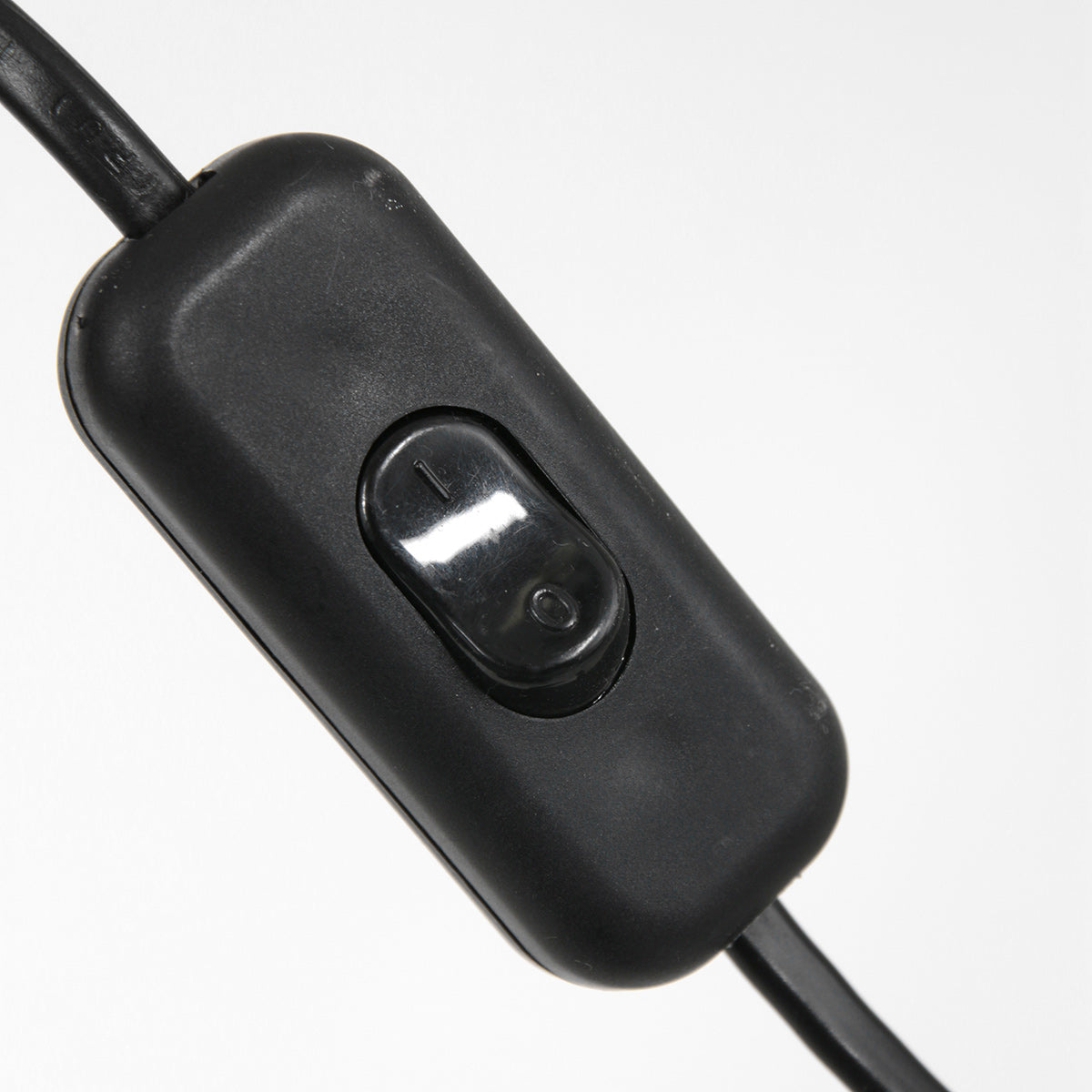 Gros plan sur l'interrupteur noir intégré au câble d'alimentation du luminaire