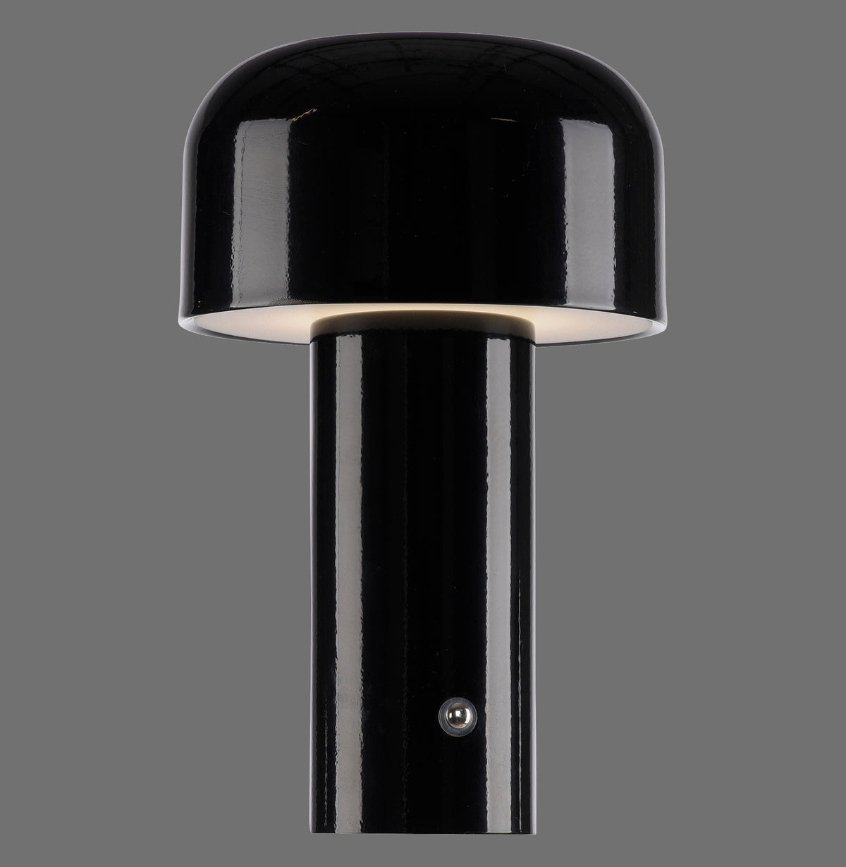 Lampe à poser noire brillante de face, abat-jour bombé et fût cylindrique sur fond gris.