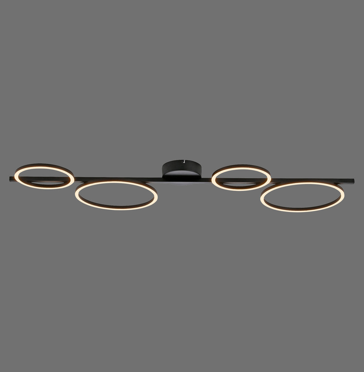 Luminaire noir à quatre anneaux lumineux fixés sur une barre rectangulaire, vue de face.