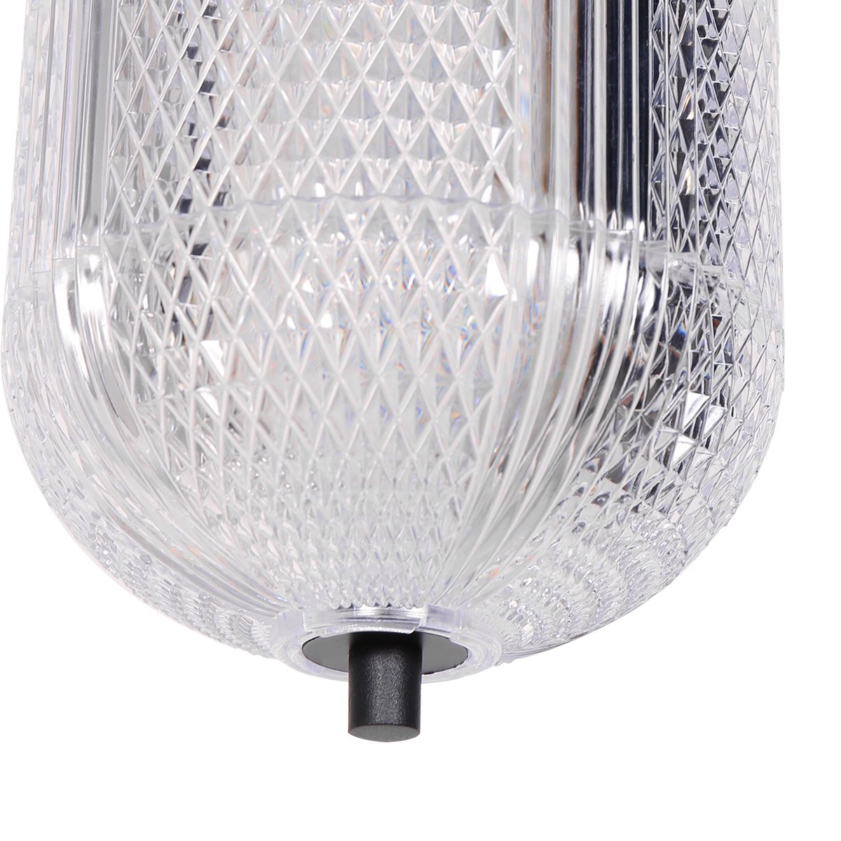 Détail du bas de l'abat-jour en verre transparent, pointe noire et motif diamant serti.