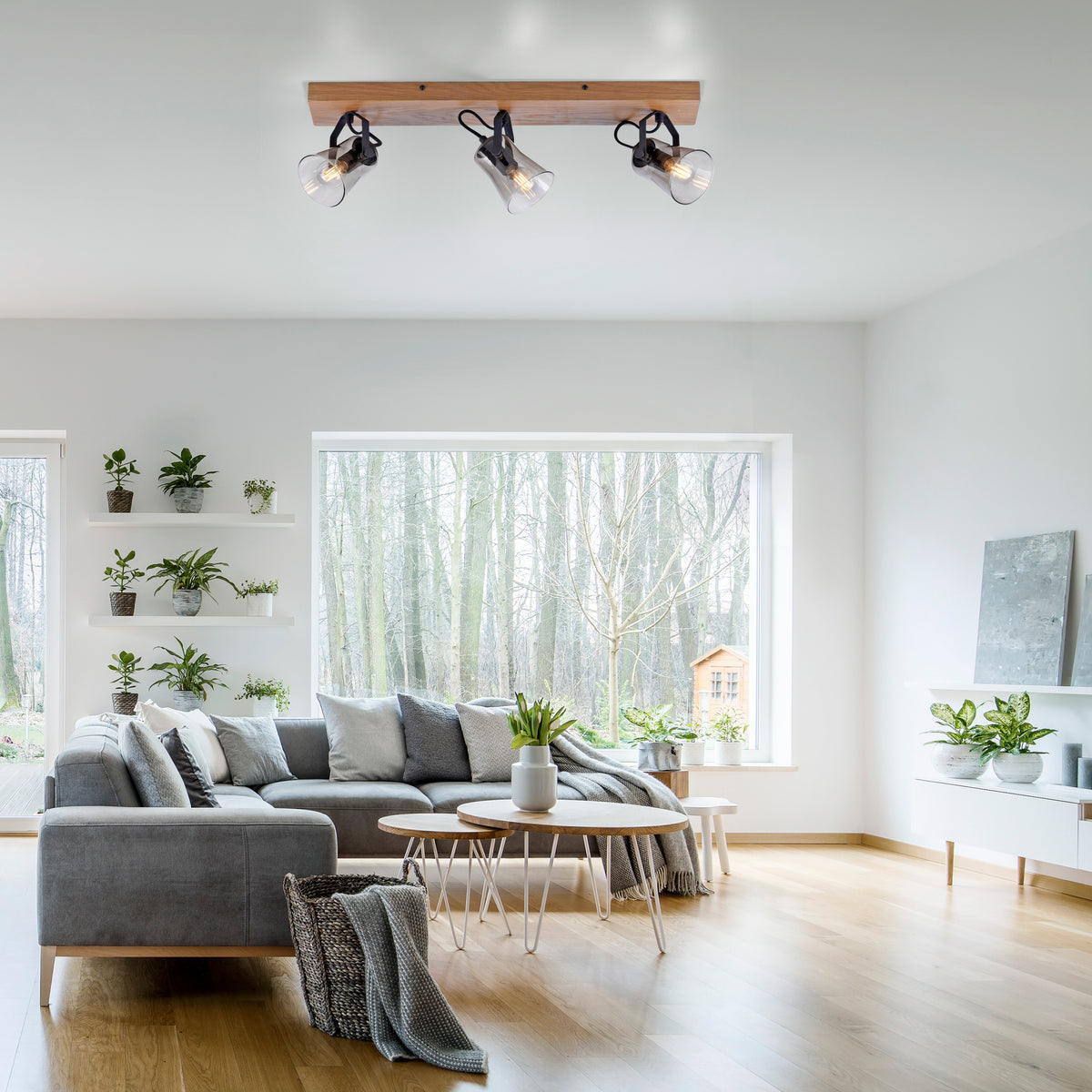 Mise en ambiance du plafonnier allumé dans un salon au canapé gris