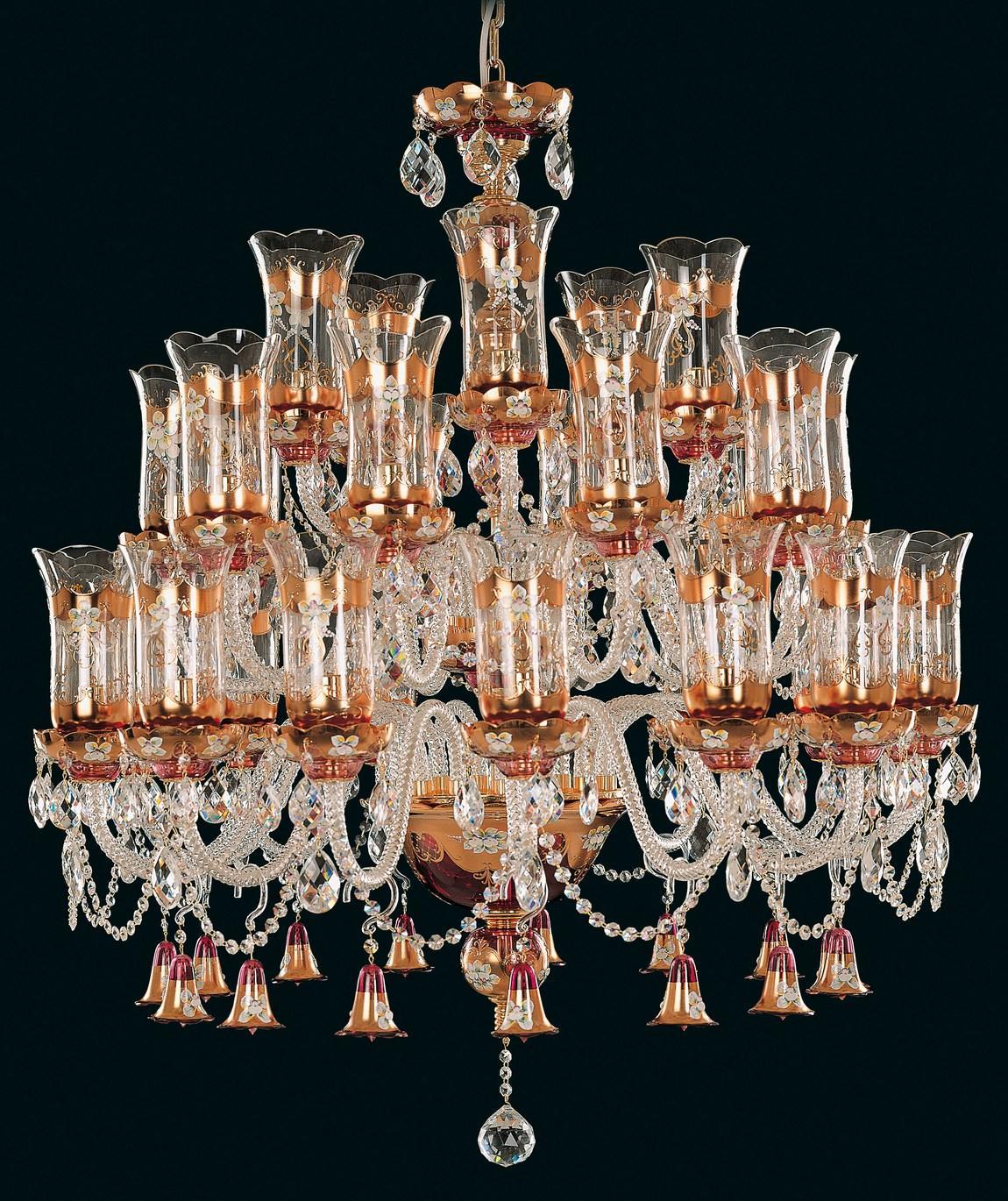 Lustre complet de face, bras dorés et pendeloques de cristal sur fond noir