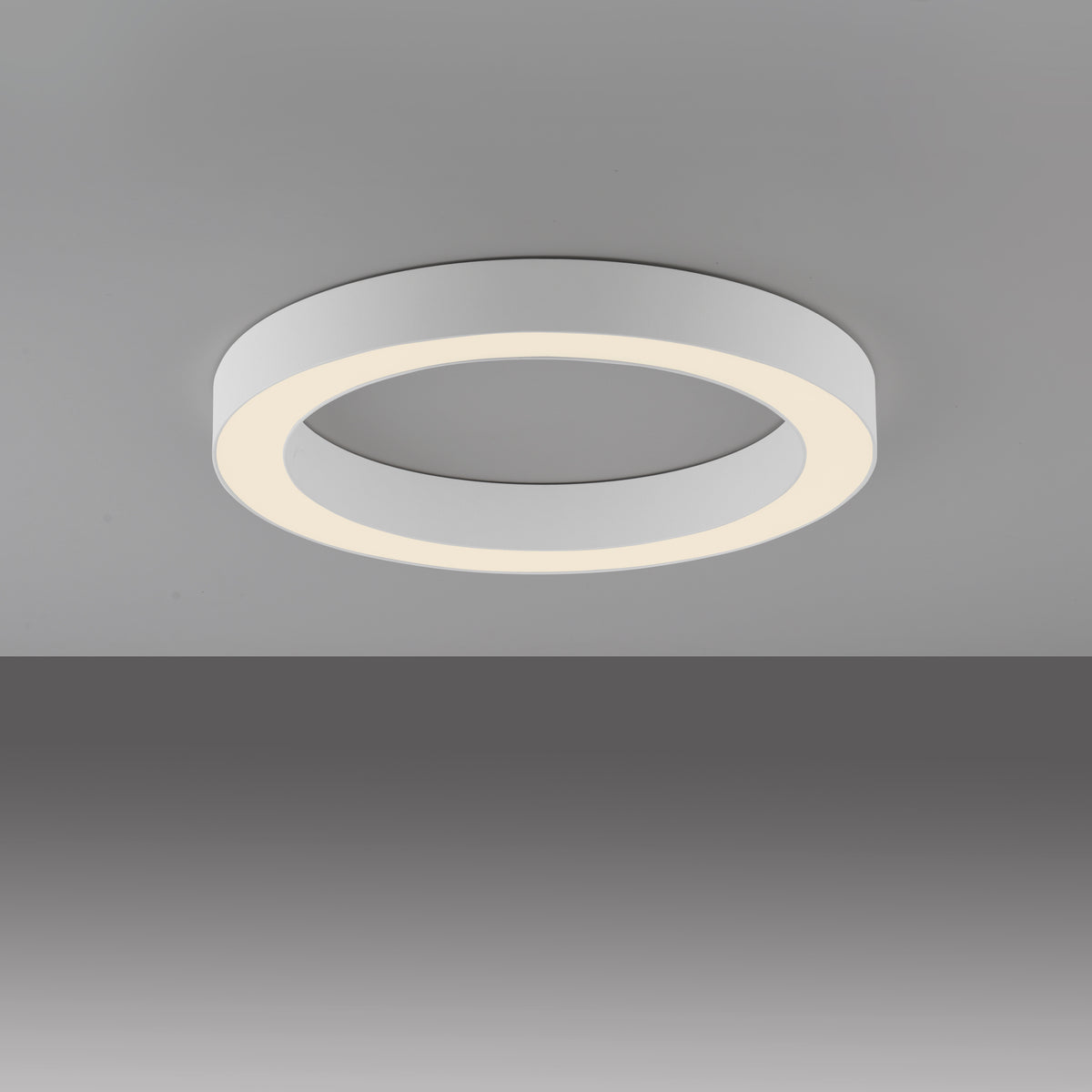 Plafonnier rond blanc fixé au plafond, anneau lumineux allumé en lumière chaude