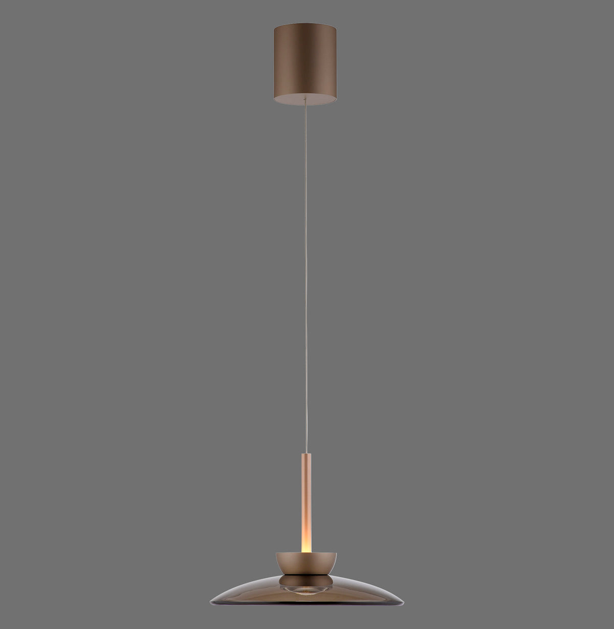 Suspension marron vue de face sur fond gris, abat-jour plat en verre ambré