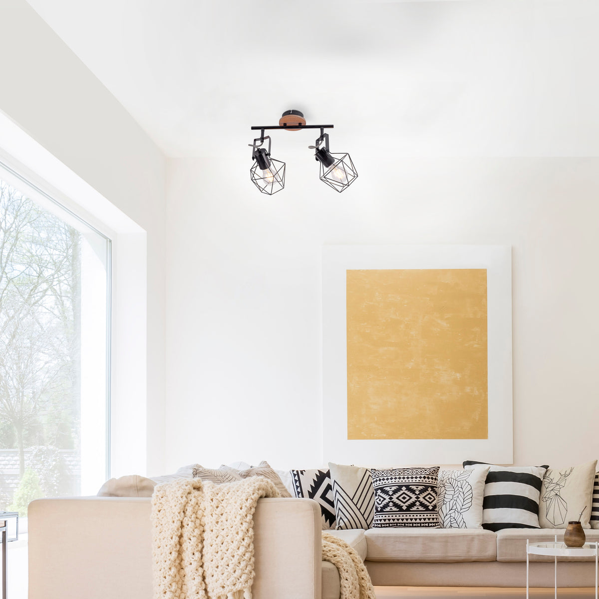 Mise en ambiance dans un salon clair, luminaire fixé au plafond blanc