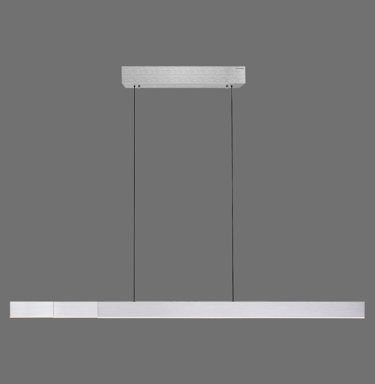 Vue de face du luminaire suspendu en aluminium, barre rectangulaire et câbles.