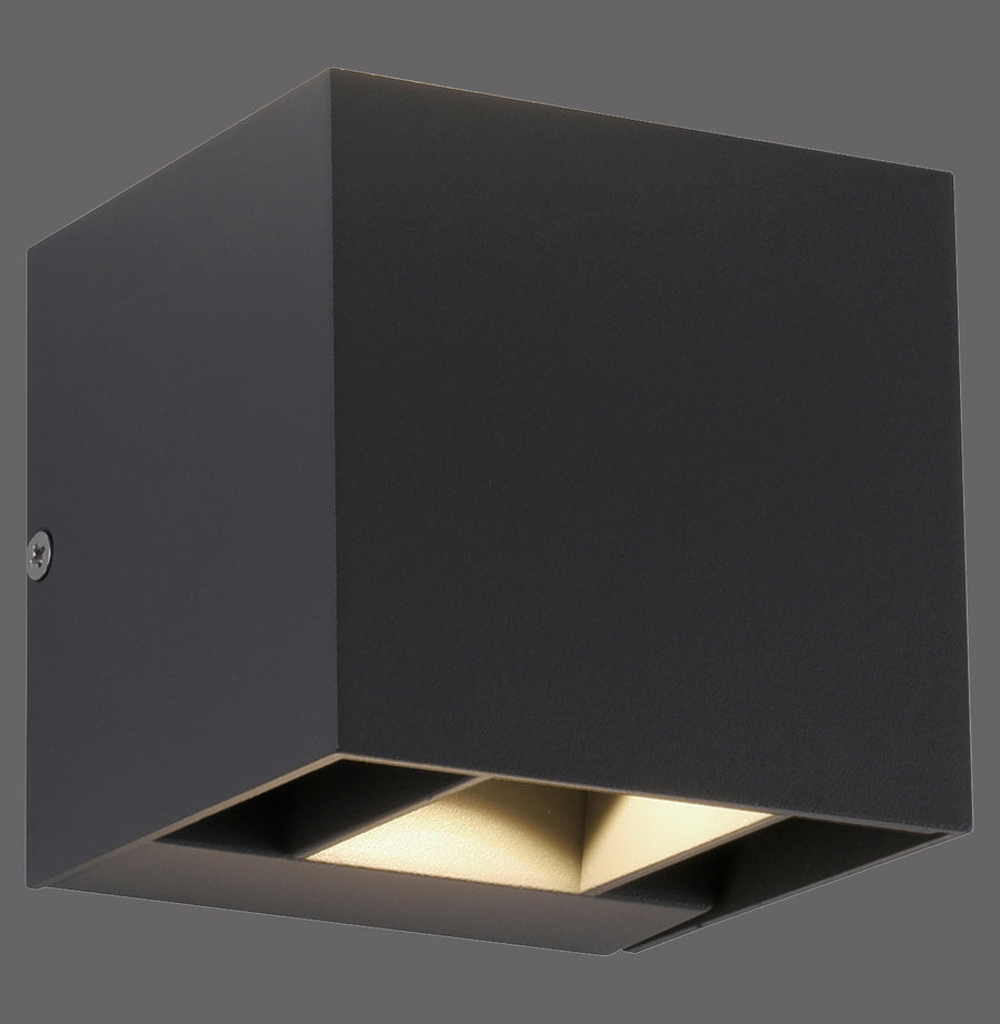 Vue de trois quarts du boîtier cubique anthracite, diffuseur doré orienté vers le bas