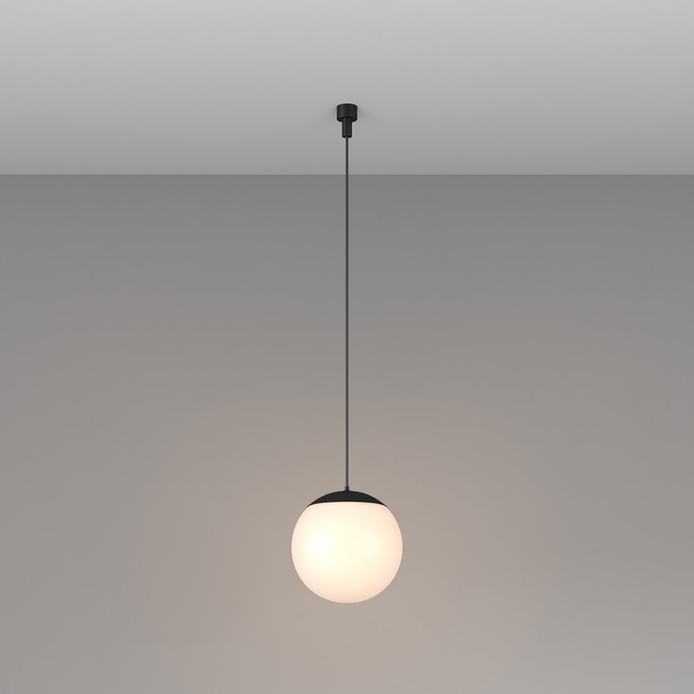 Vue d'ensemble du luminaire suspendu avec une boule blanche et un câble noir.