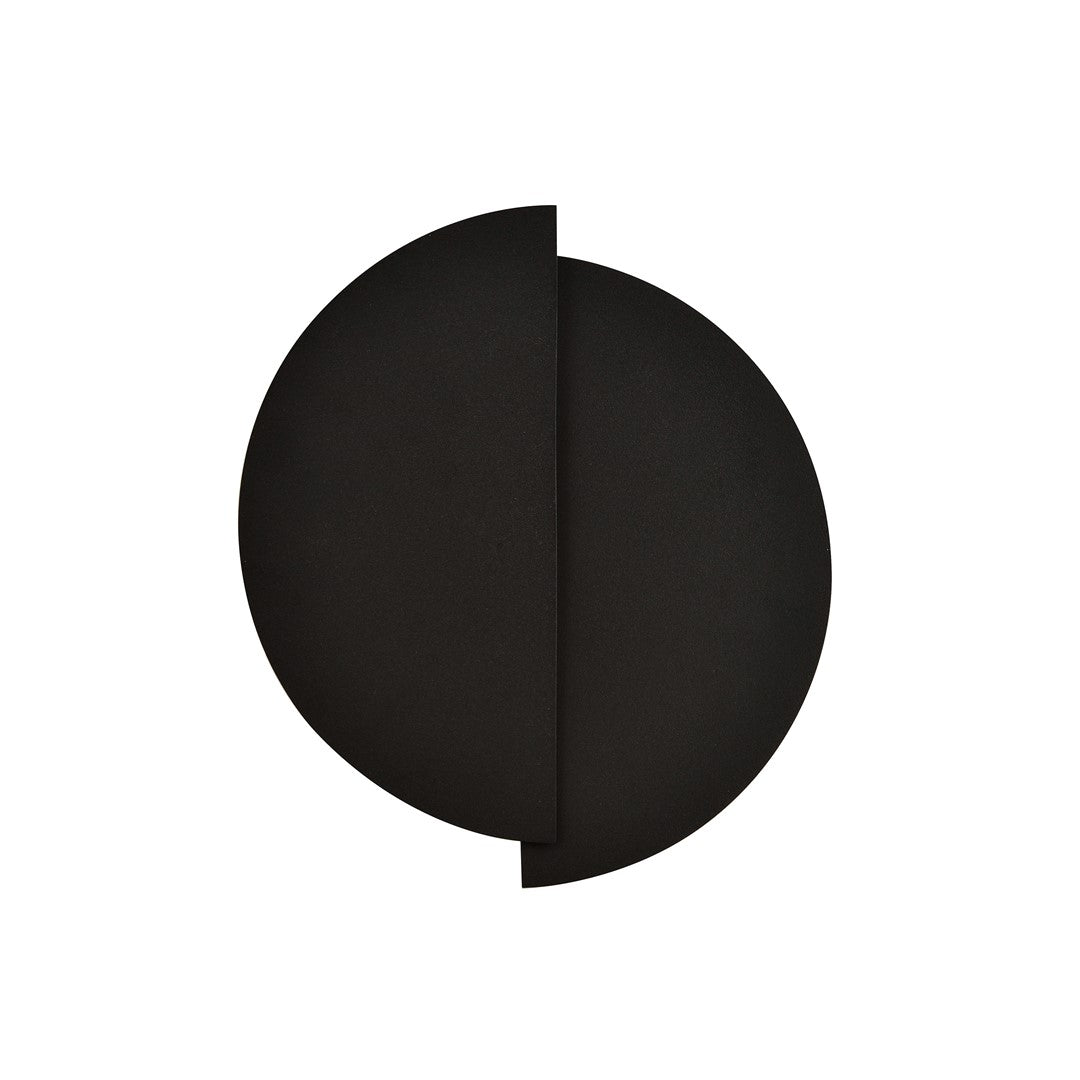 Vue de face du luminaire noir mat sur fond blanc, deux demi-disques décalés
