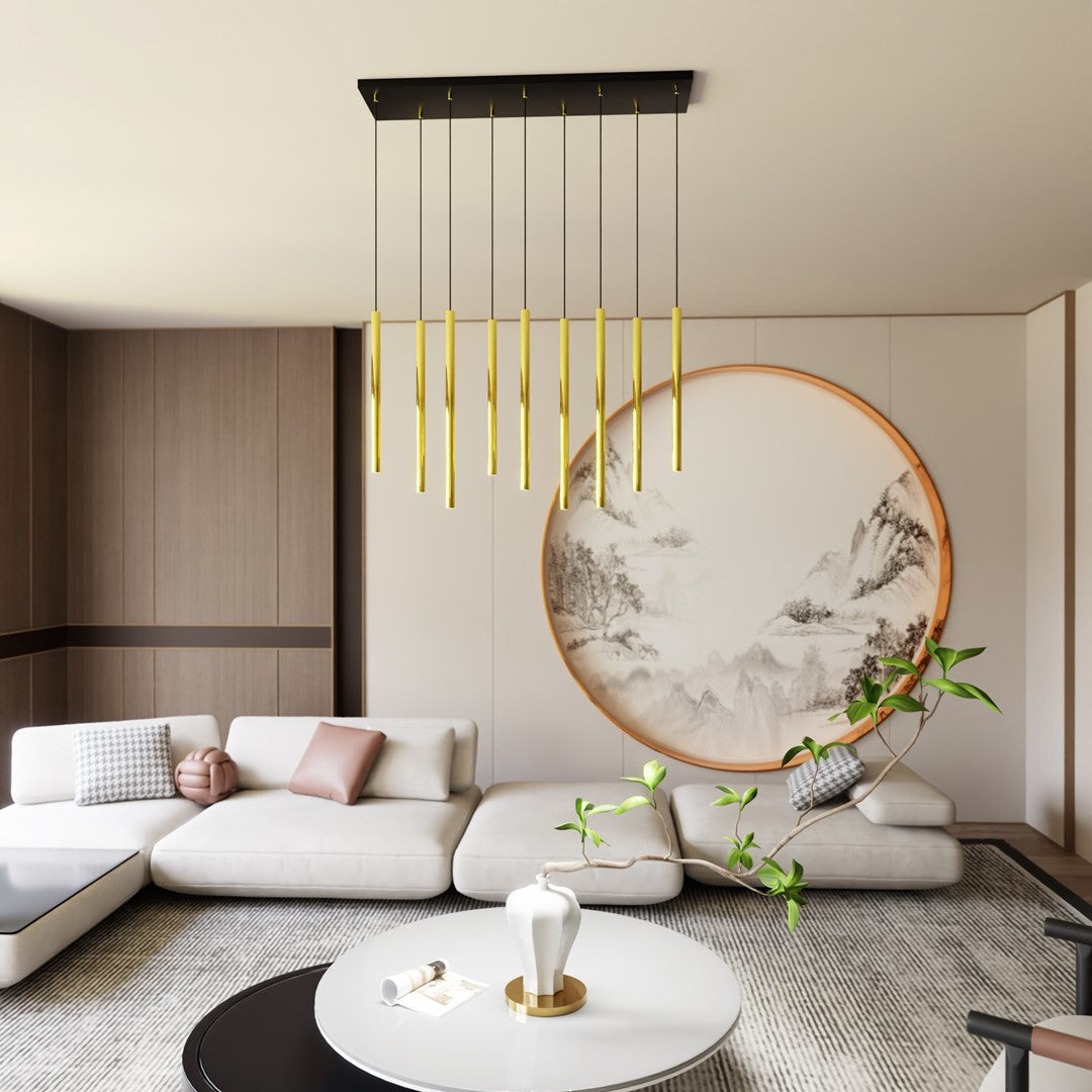 Mise en ambiance du salon avec la suspension dorée au-dessus du canapé