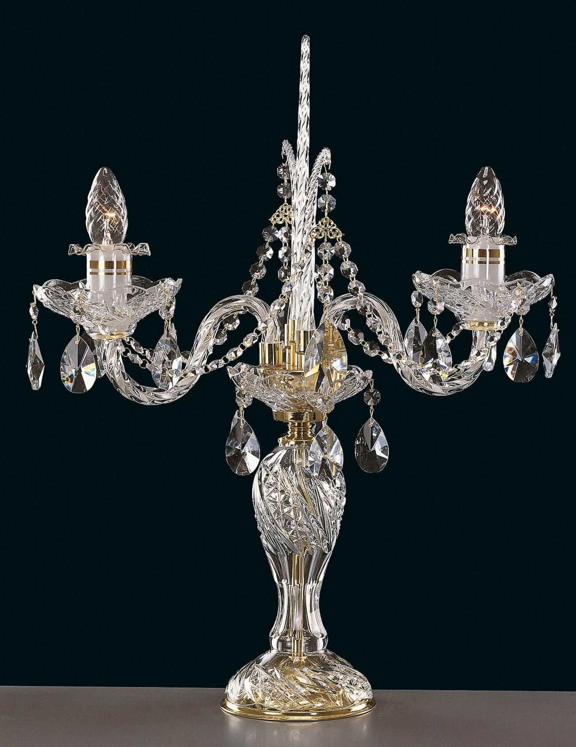 Lampe à poser en cristal taillé à deux bras, finitions dorées, vue de face sur fond noir