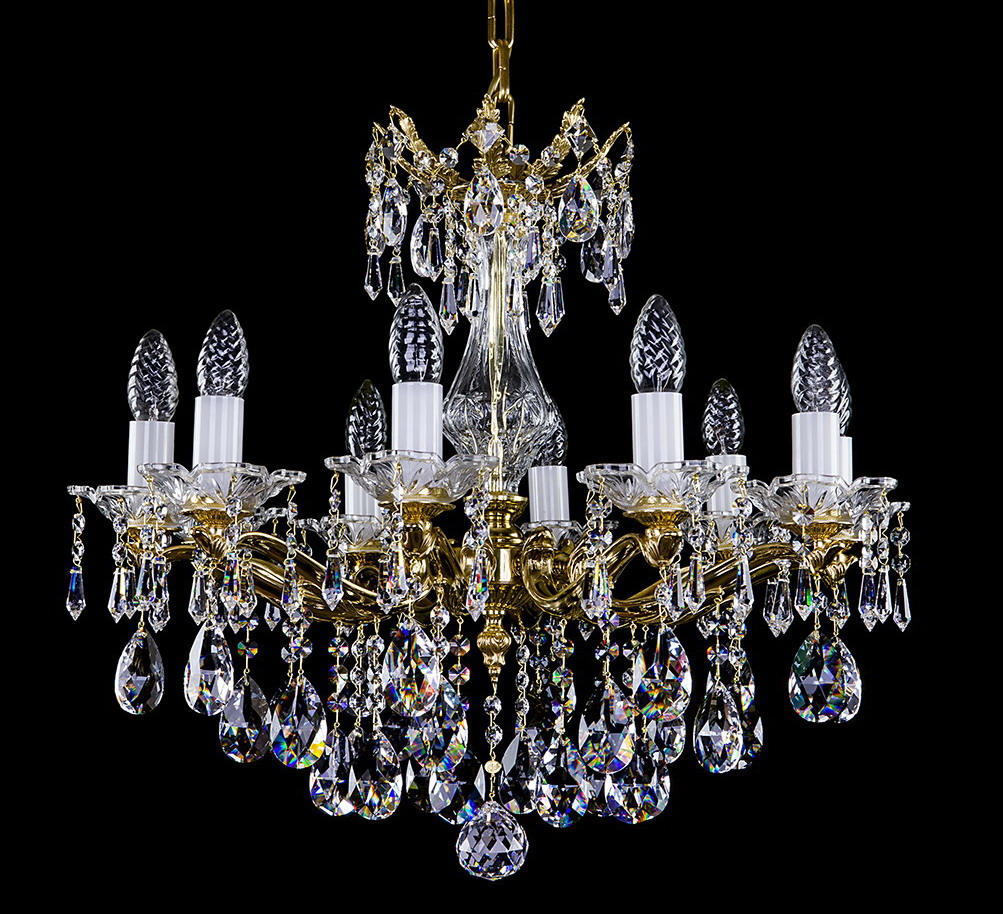 Lustre en laiton doré à huit bras, pendeloques de cristal taillé sur fond noir