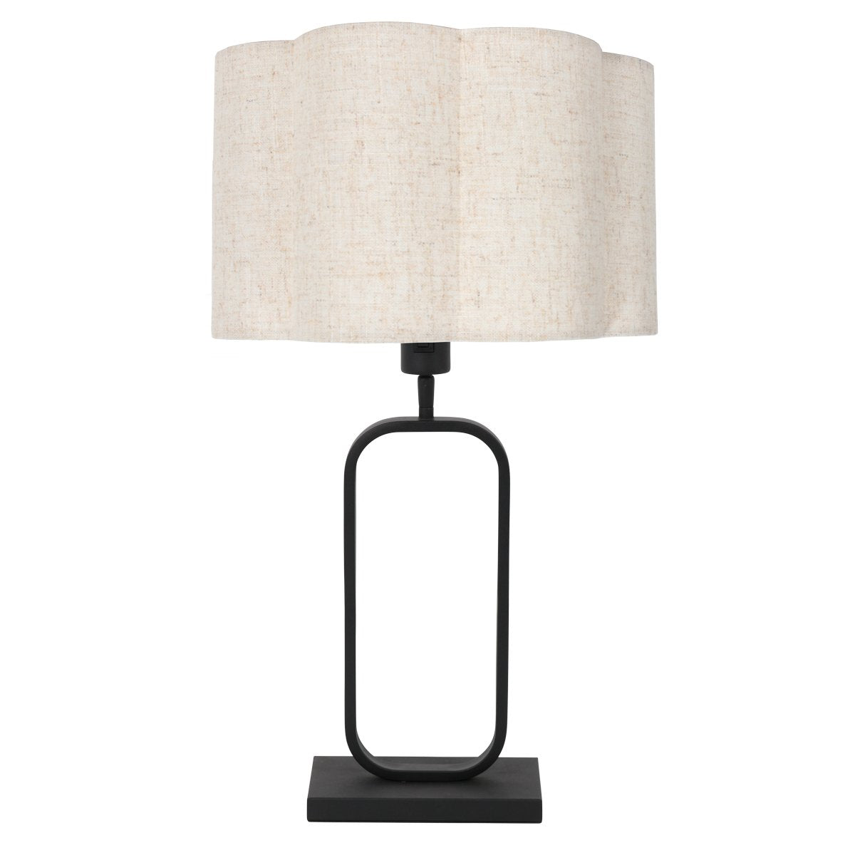 Lampe à poser vue de face, abat-jour crème festonné et piètement métal noir