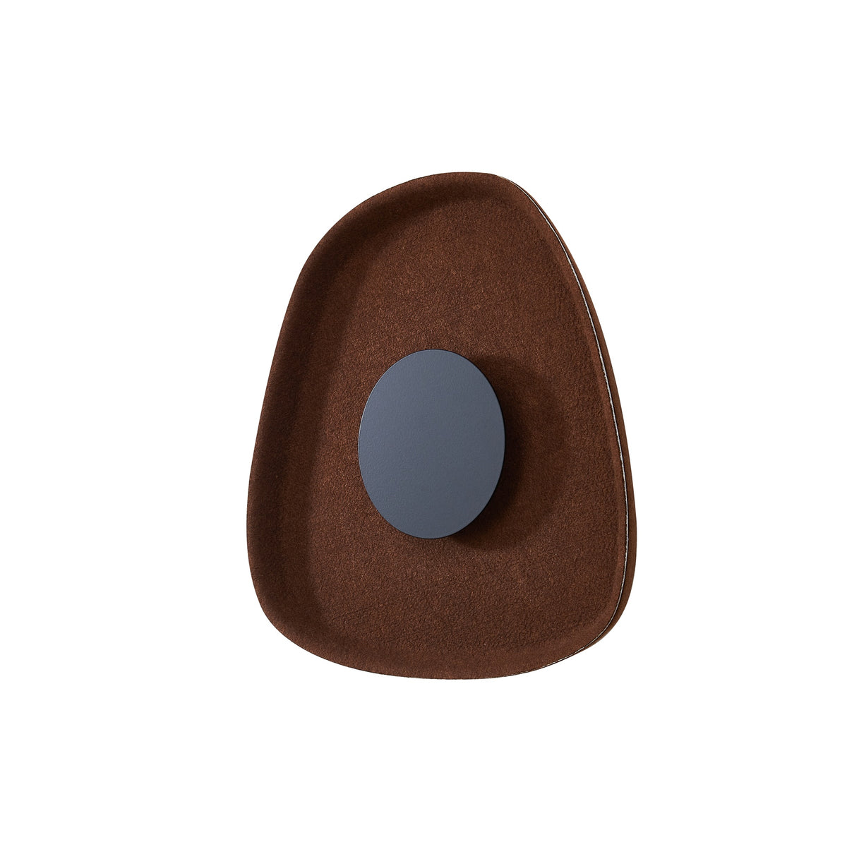 Vue de face éteinte, applique murale marron foncé avec disque central gris.