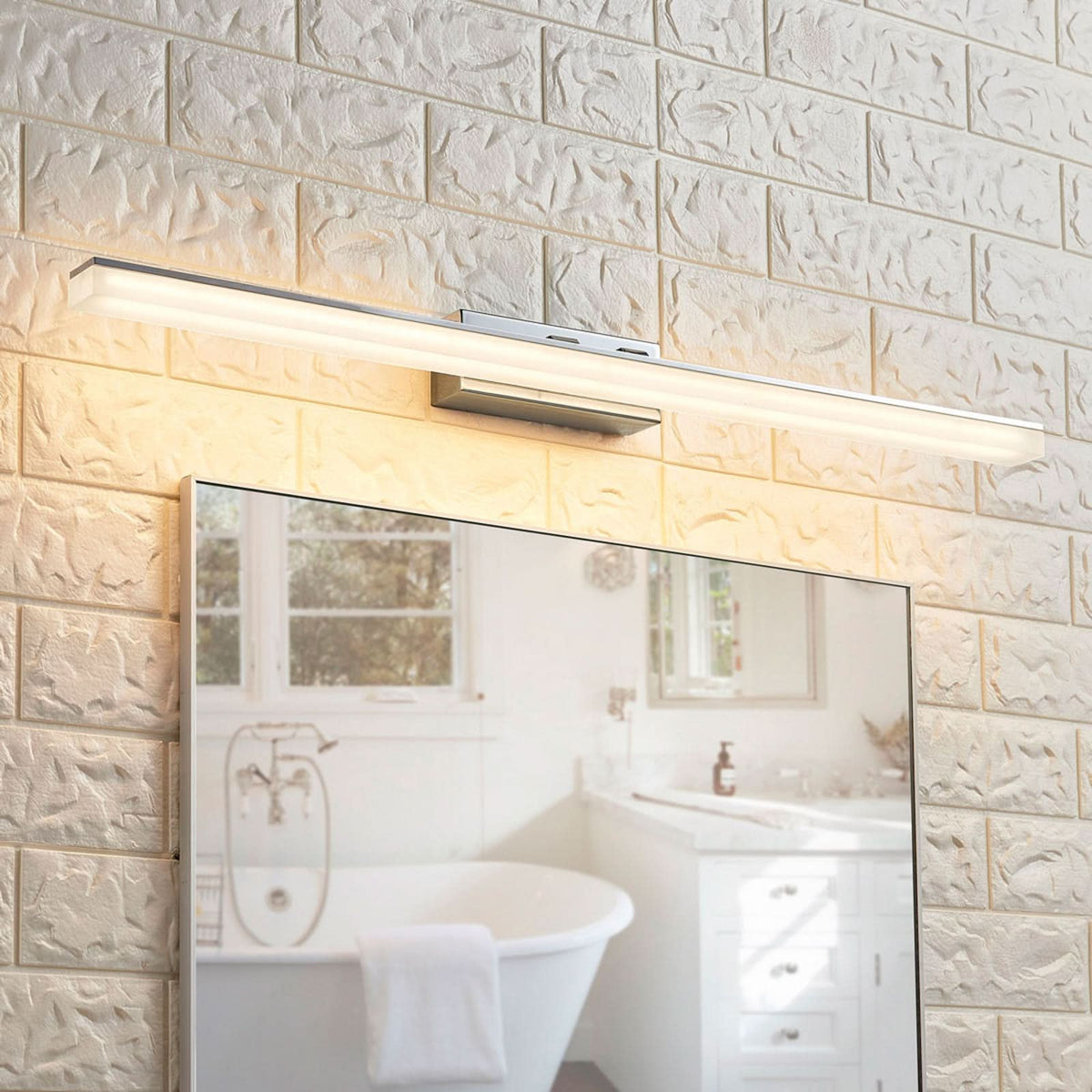Applique murale LED Julie en métal, blanc satiné et chromé, hauteur 5,7 cm, IP44, 3000 K, 14,5 W