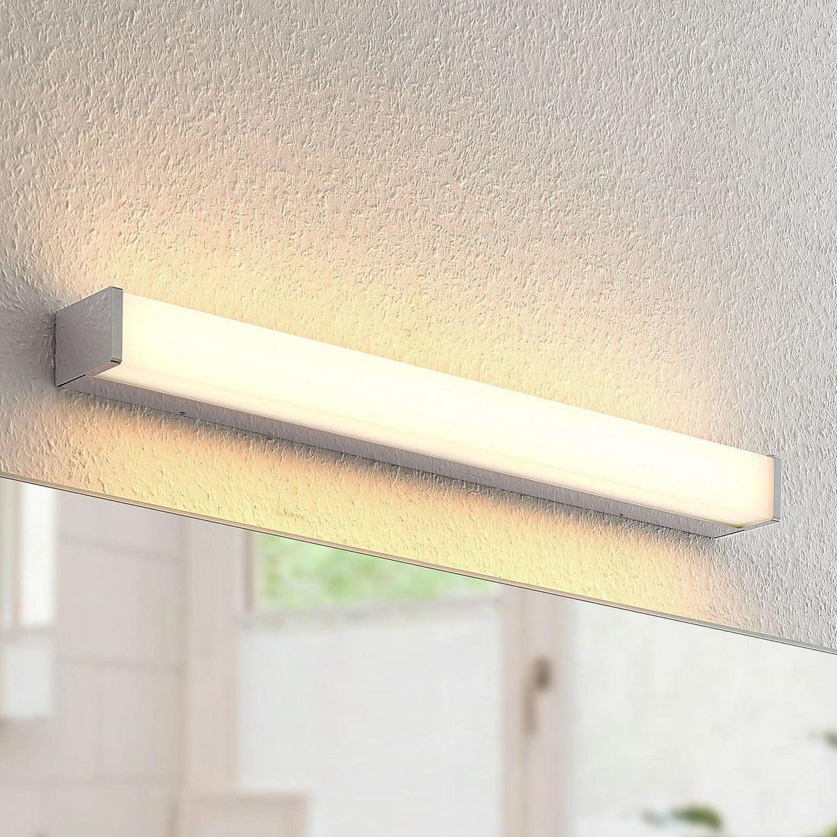Applique murale LED Klea en aluminium, blanc et chromé, hauteur 5 cm, IP44, 3000 K, 10,5 W