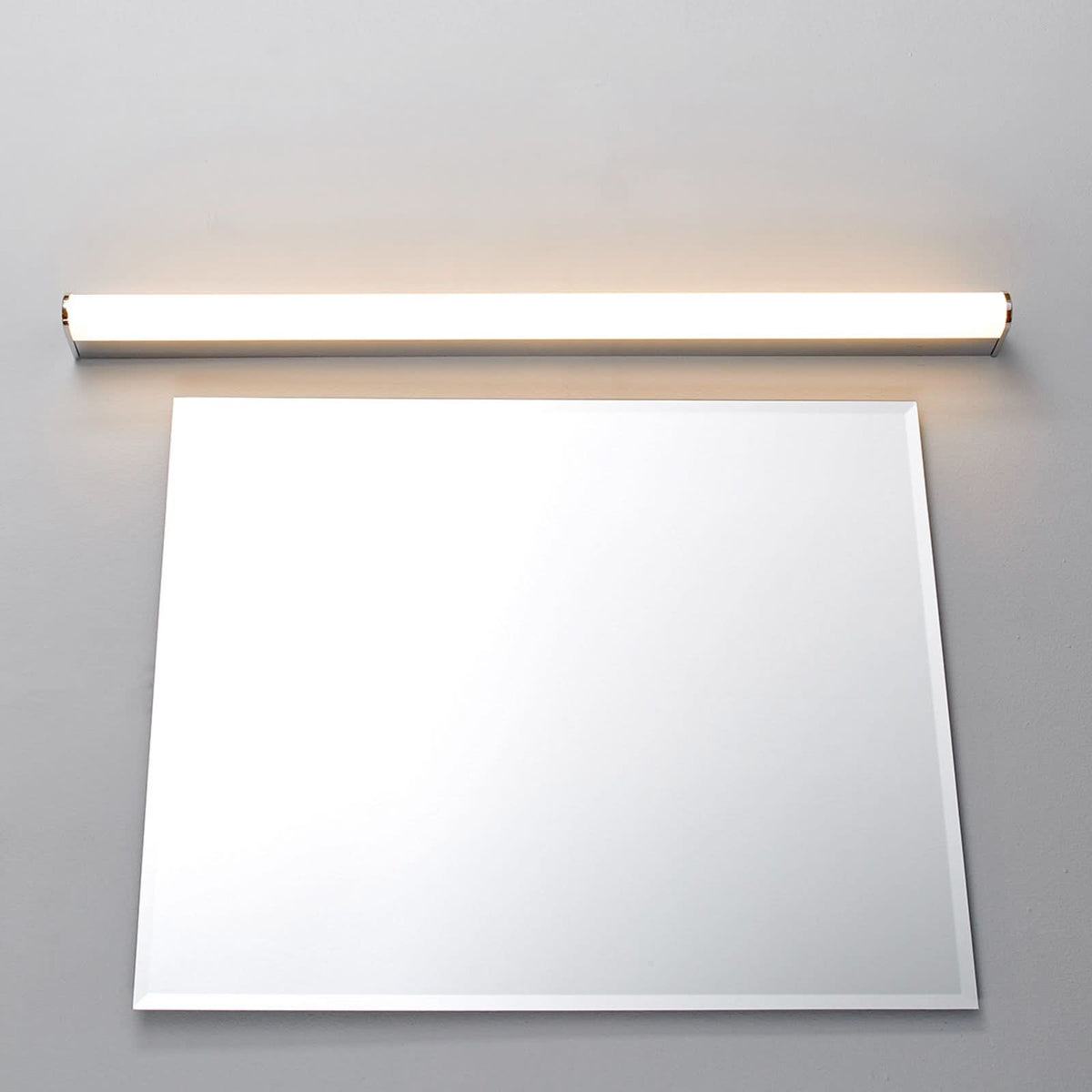 Applique murale LED en métal, chromé et blanc, hauteur 4 cm, IP44, 3000 K, 11 W, largeur 88 cm