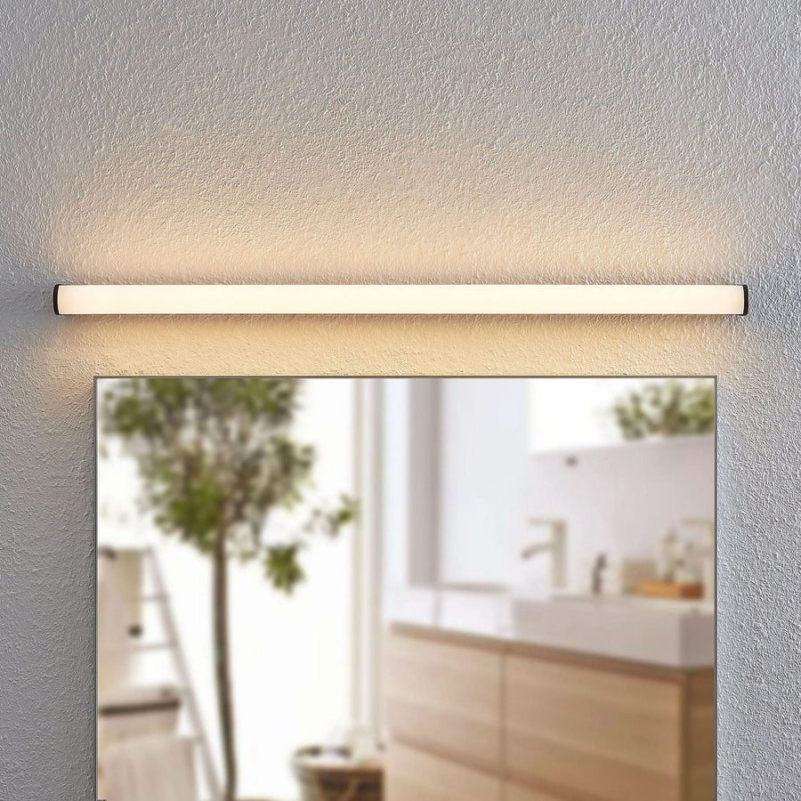 Applique murale LED Ulisan en aluminium, noir mat et blanc, hauteur 4 cm, IP44, 3000 K, 9 W