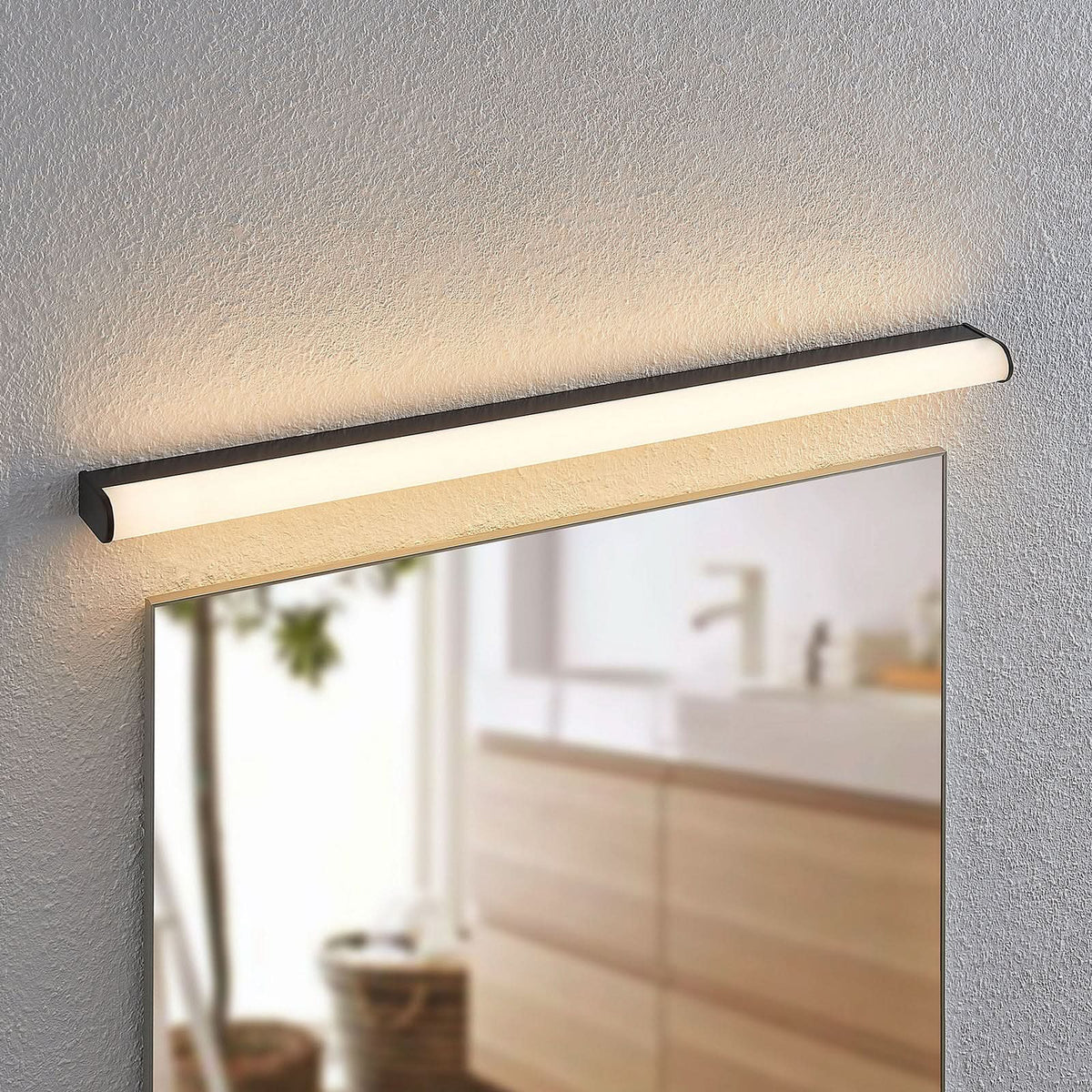 Applique murale LED Ulisan en aluminium, noir mat et blanc, hauteur 4 cm, IP44, 3000 K, 9 W