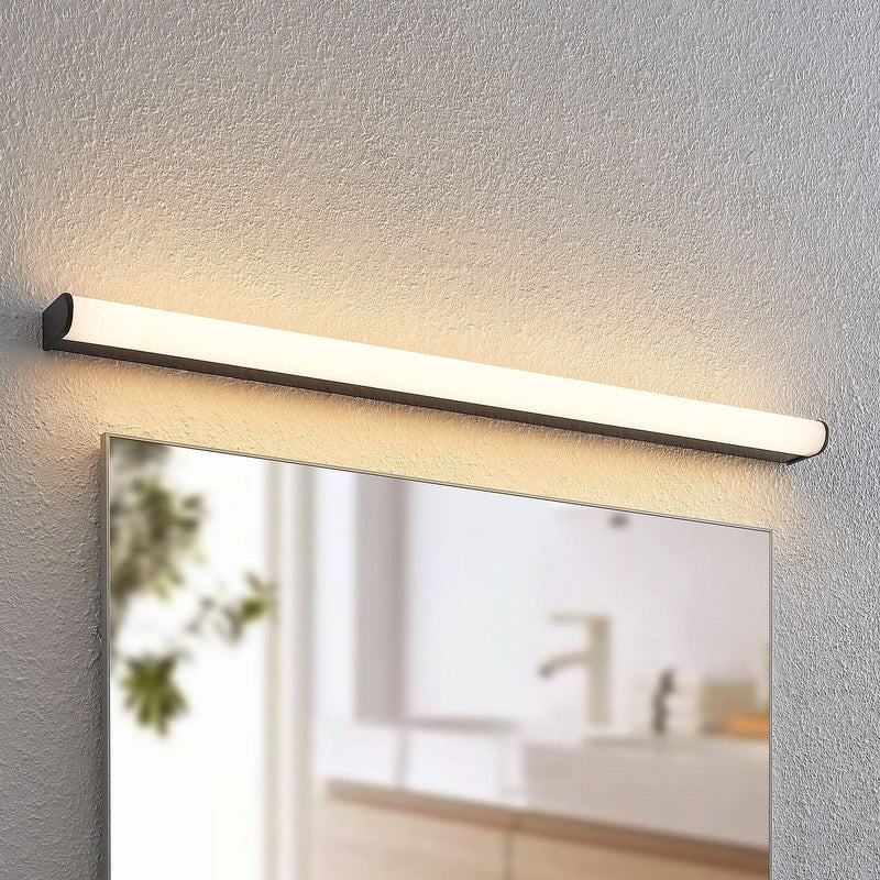 Applique murale LED Ulisan en aluminium, noir mat et blanc, hauteur 4 cm, IP44, 3000 K, 9 W