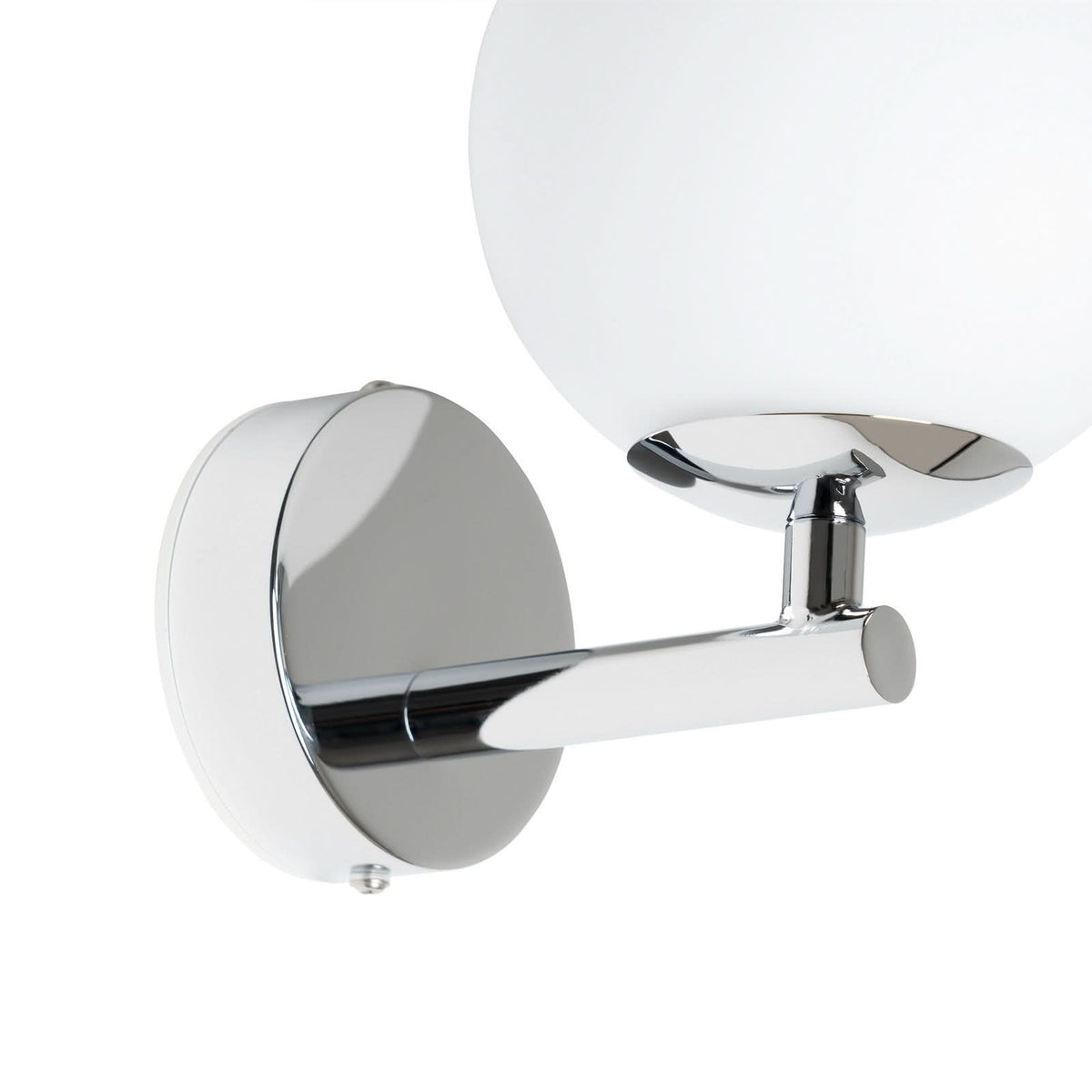 Détail rapproché du socle rond chromé et du bras fixant le globe blanc.