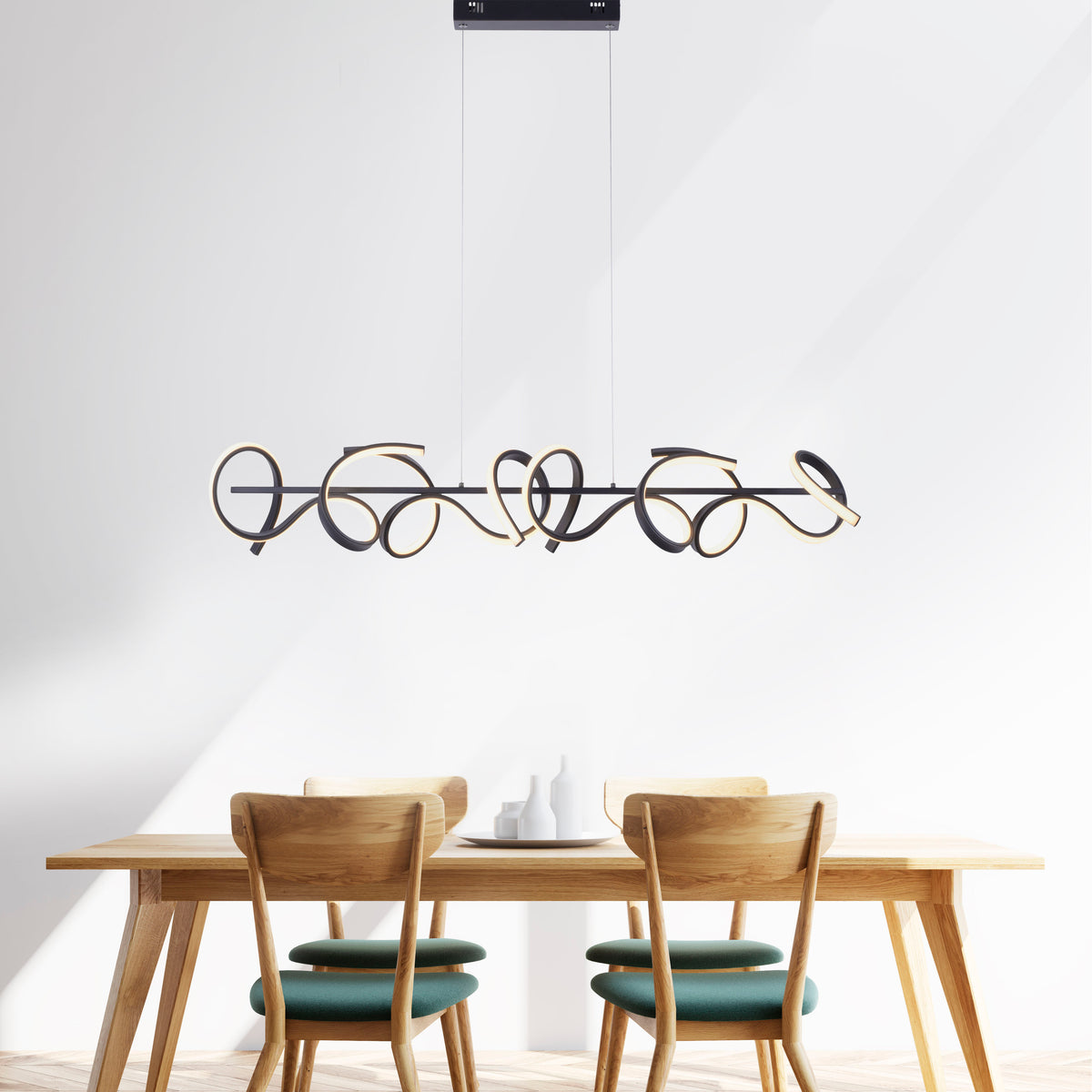Suspension allumée au-dessus d'une table à manger en bois, ambiance chaleureuse.
