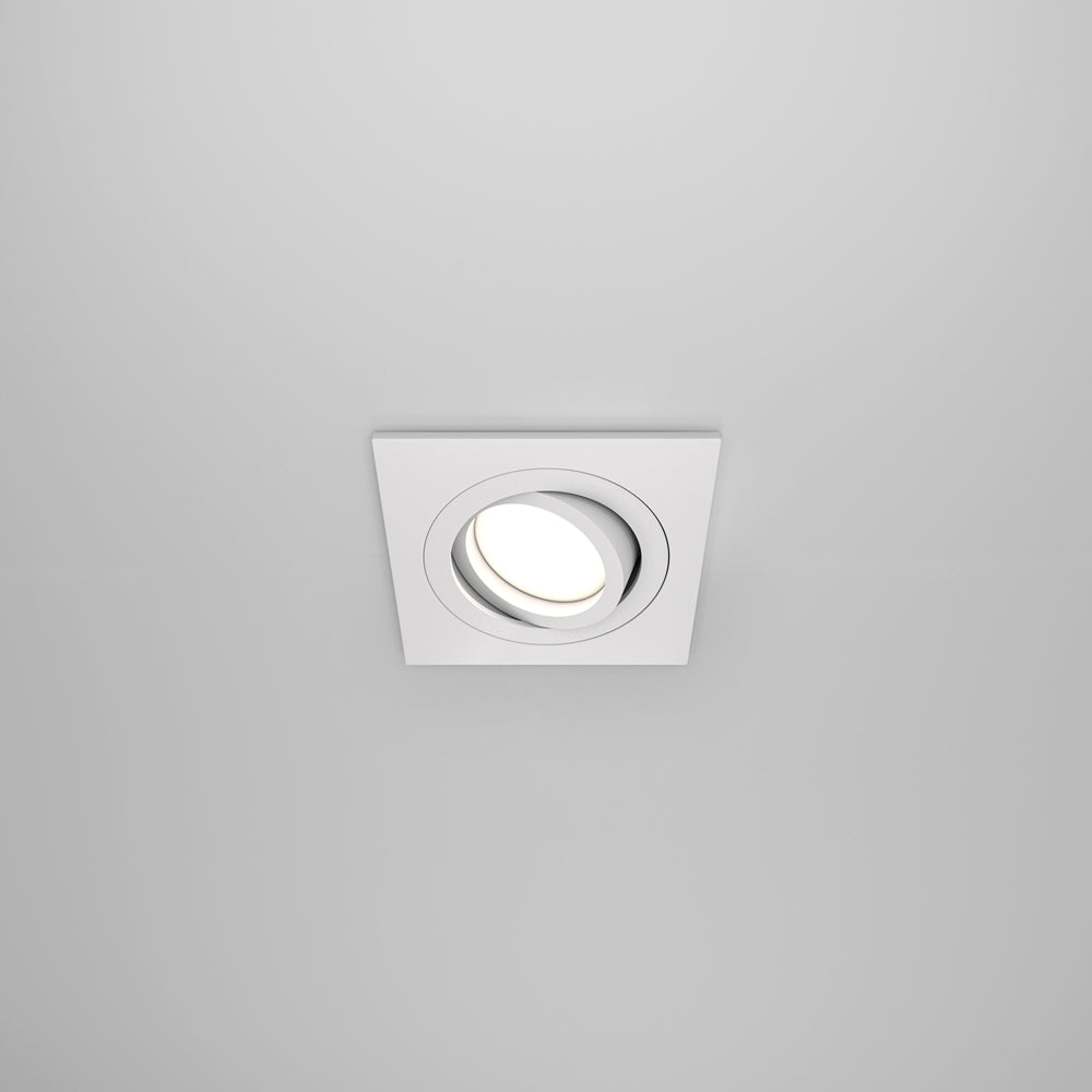 Spot encastrable blanc orientable vu de face, monté au plafond, cadre carré.