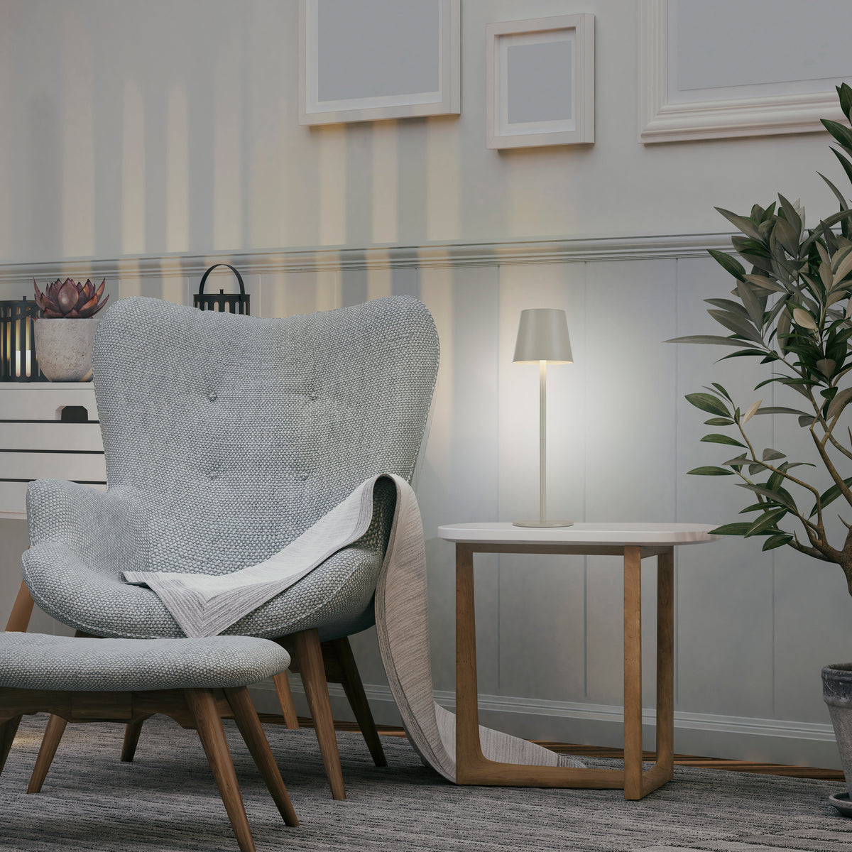 Lampe allumée posée sur une table d'appoint dans un salon contemporain avec fauteuil.