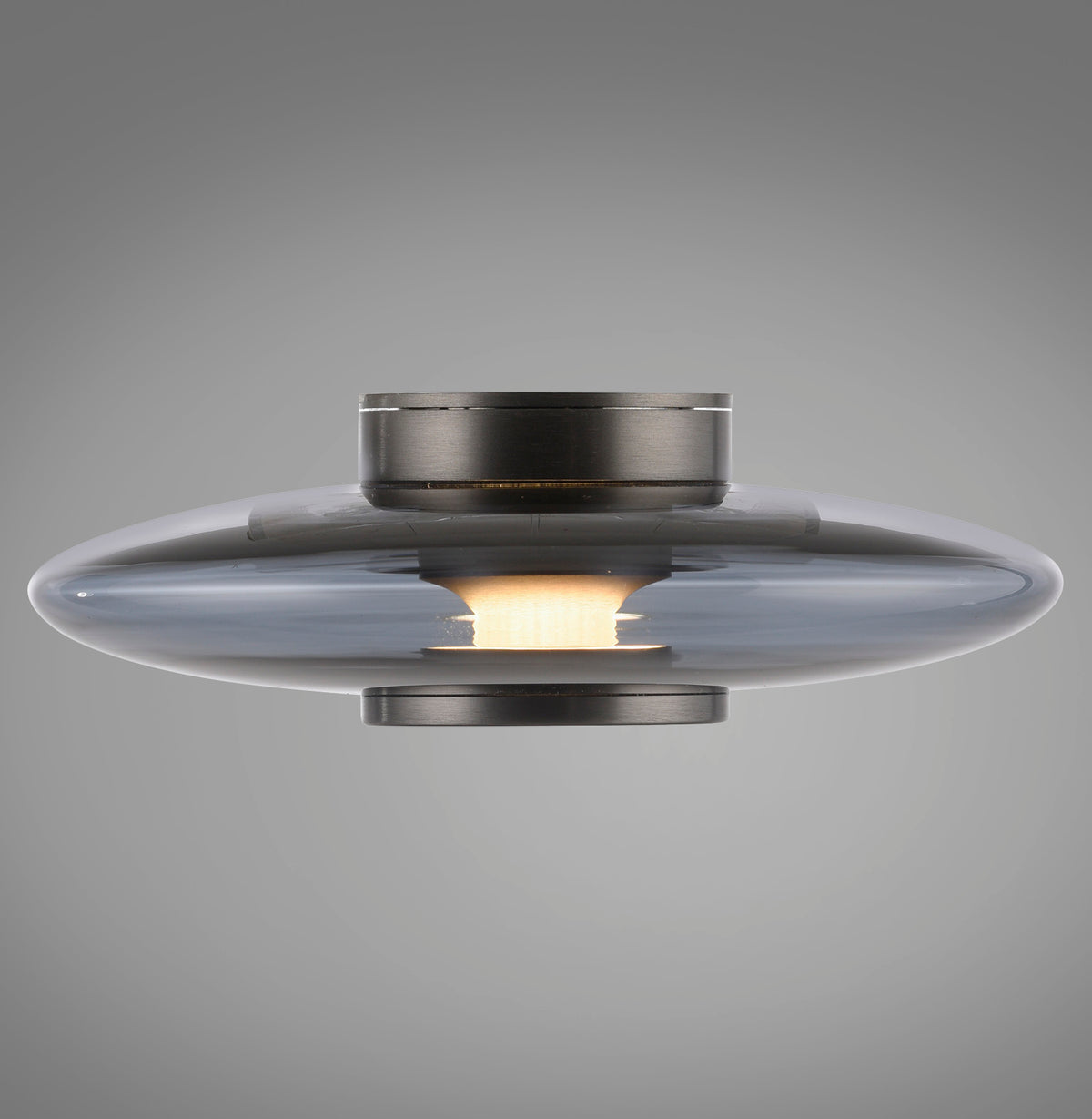 Vue de profil du luminaire allumé, disque de verre fumé et capot métallique
