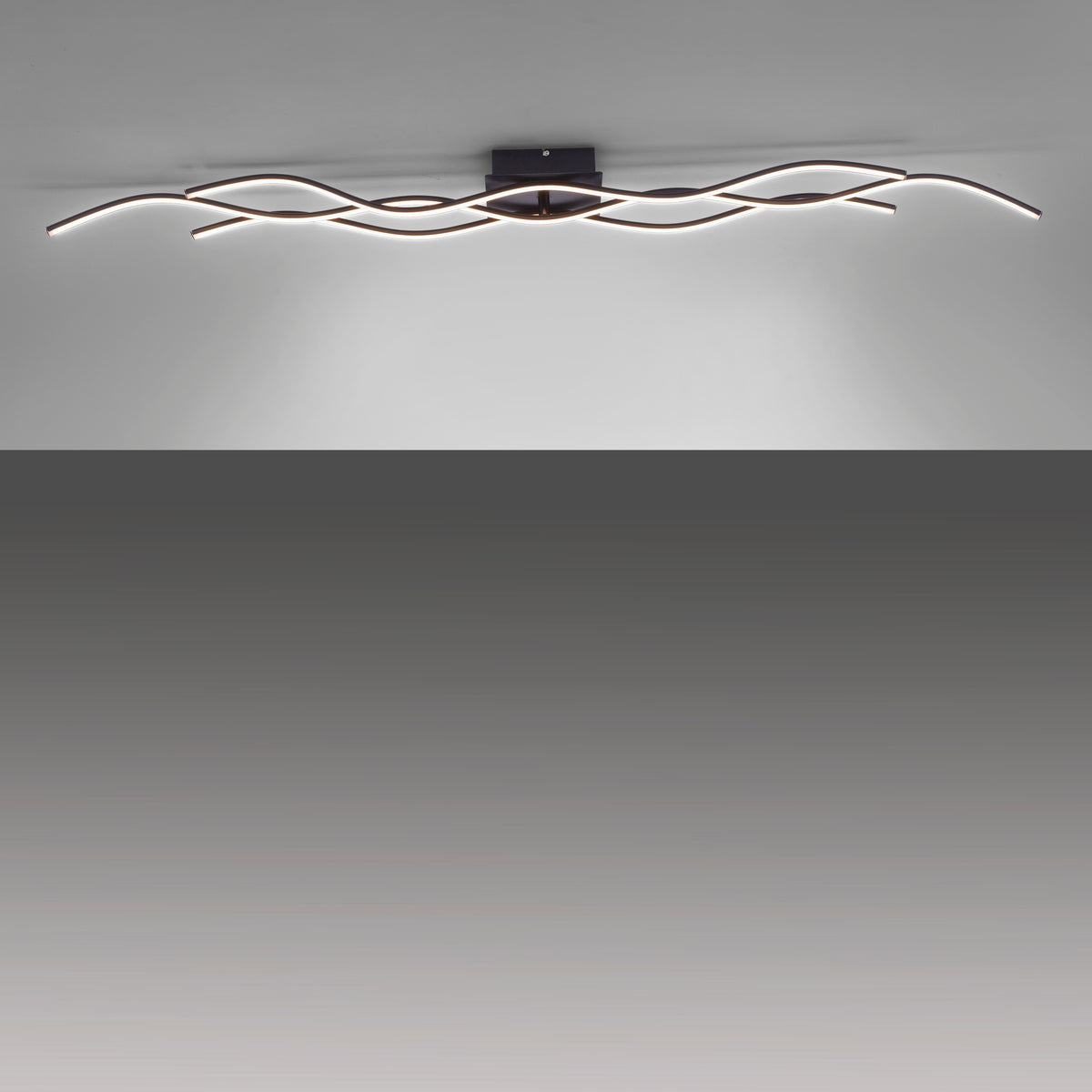 Plafonnier allumé diffusant une lumière chaude sur un plafond gris
