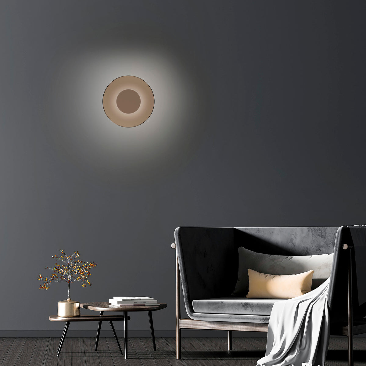 Mise en ambiance dans un salon sombre, halo lumineux diffus sur le mur