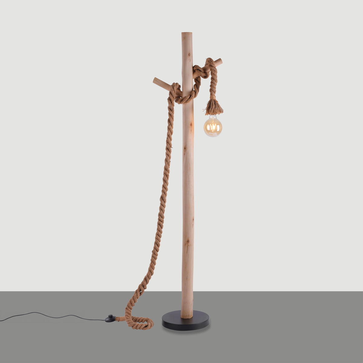 Lampadaire bois et corde sur fond gris clair, poteau vertical et socle noir.