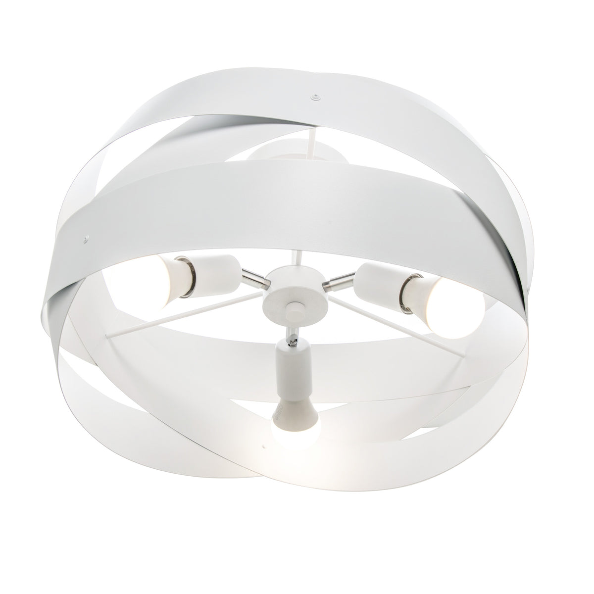 Vue de dessous montrant les trois douilles et ampoules du luminaire