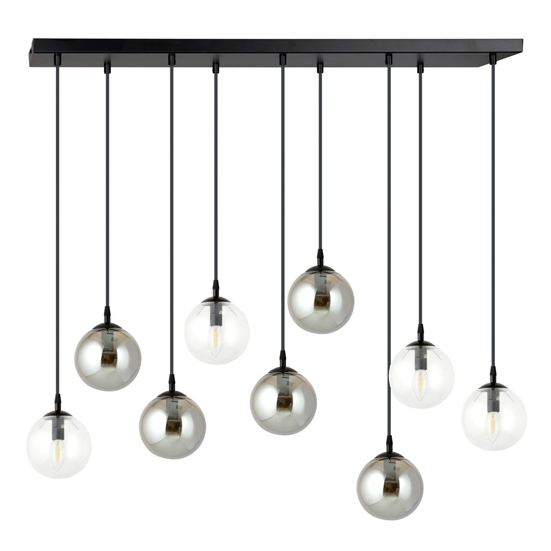 Même luminaire éteint, globes sphériques réfléchissants suspendus à hauteurs différentes