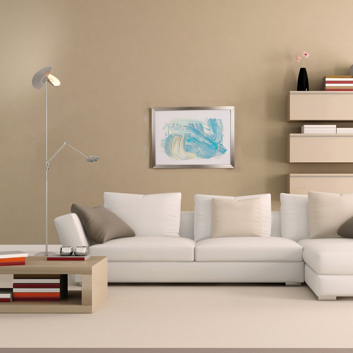Mise en ambiance salon beige avec lampadaire argenté allumé près du canapé.