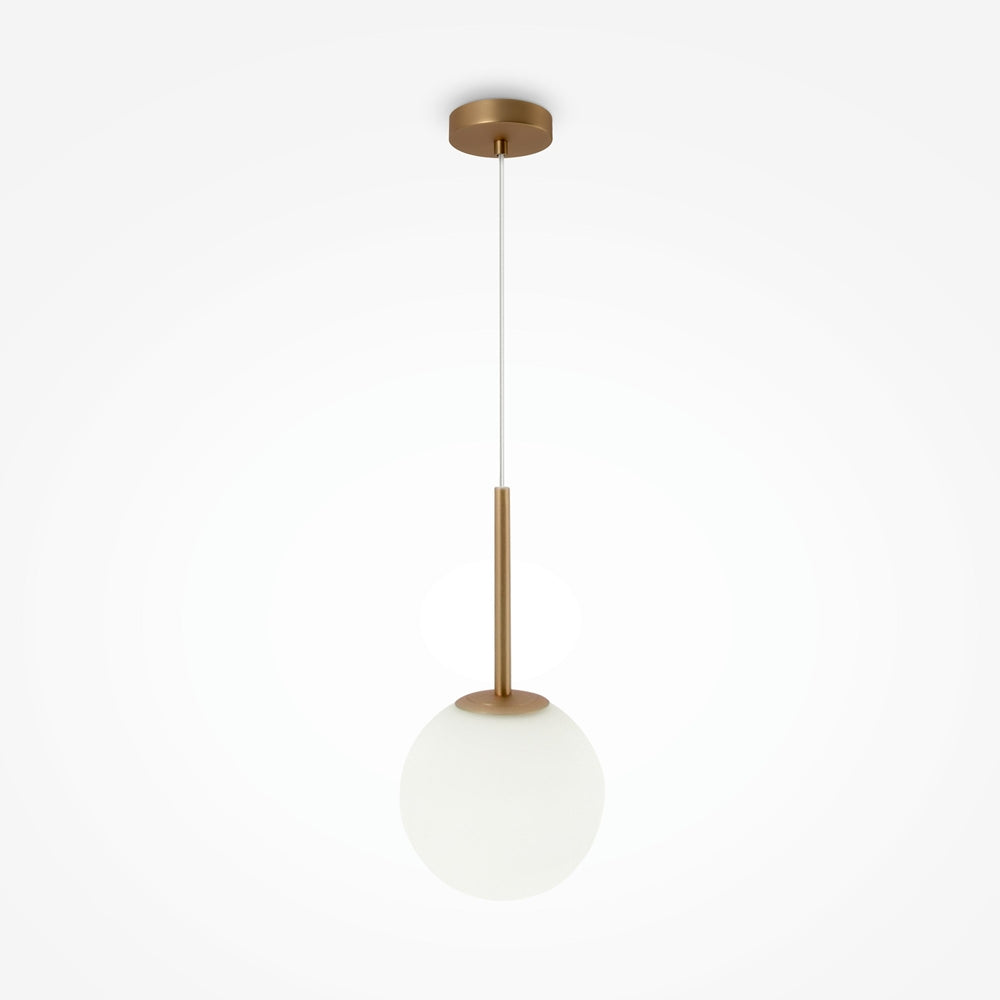 Vue de face du luminaire suspendu doré avec globe en verre opalin blanc