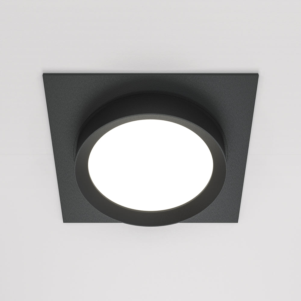 Vue de face du spot encastré carré noir avec collerette ronde et diffuseur blanc