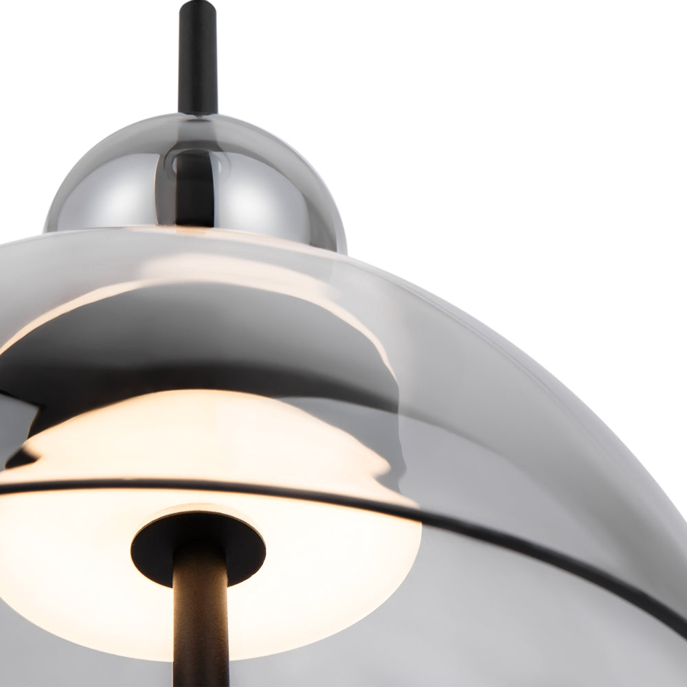 Gros plan sur l'abat-jour en verre et la lumière chaude diffusée à l'intérieur