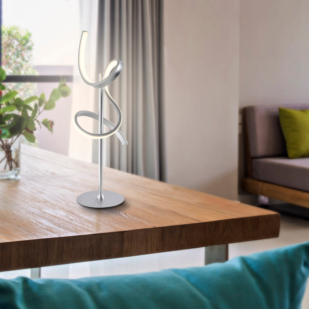 Mise en ambiance sur une table en bois clair dans un salon moderne