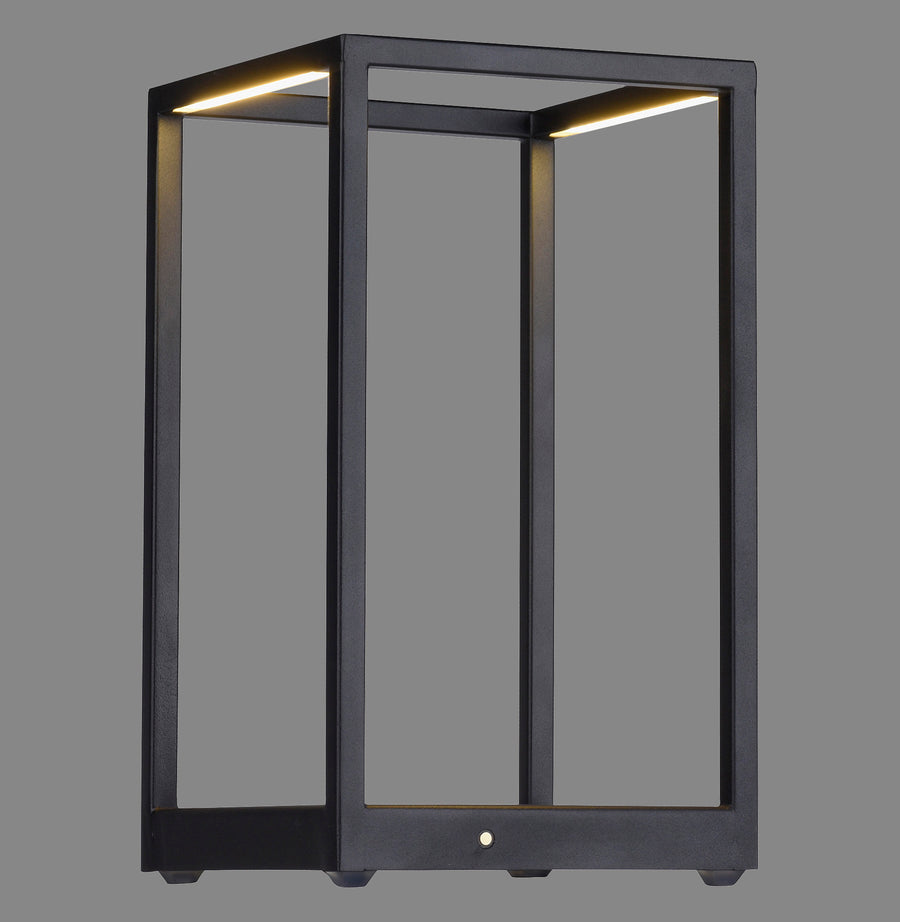 Vue de face du luminaire rectangulaire noir, éclairage LED intégré sous le cadre supérieur.